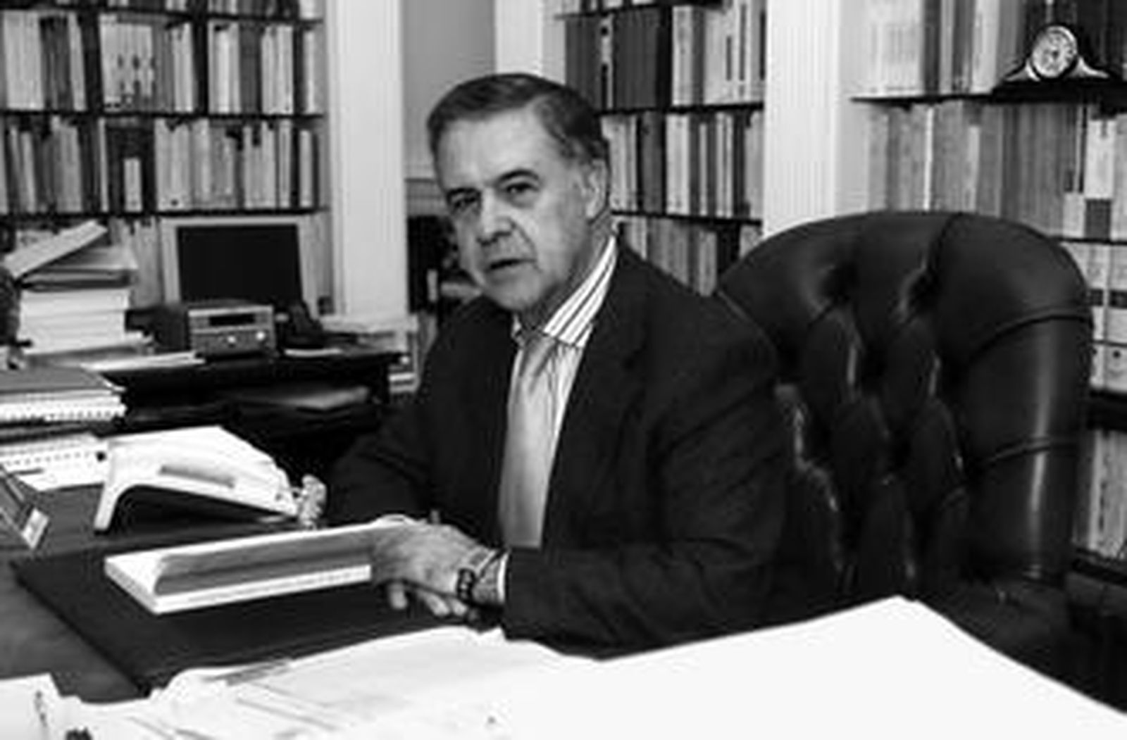 El notario Antonio Ojeda, ayer en su despacho durante la entrevista.