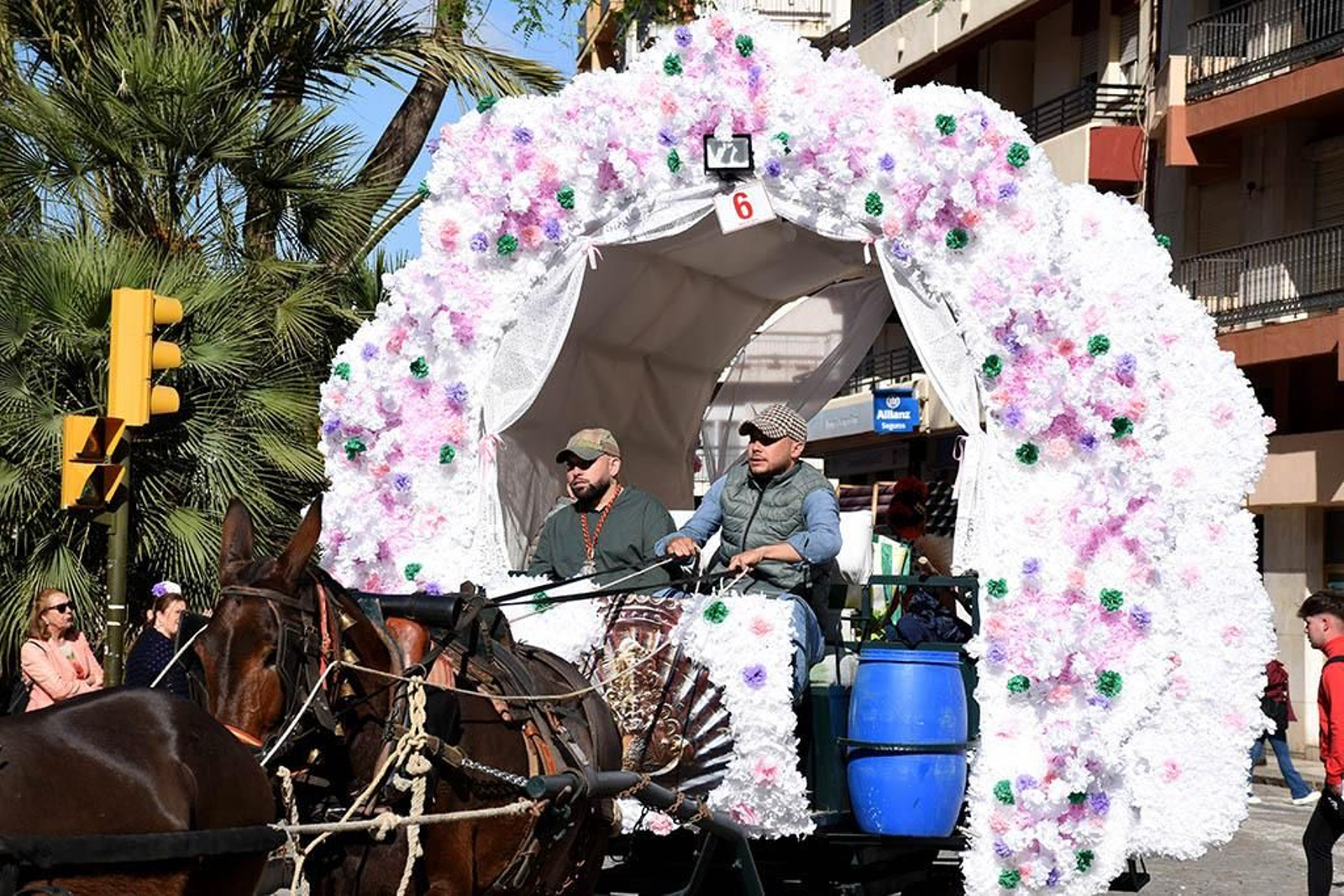 Las mejores imágenes de los peregrinos en la salida de Emigrantes