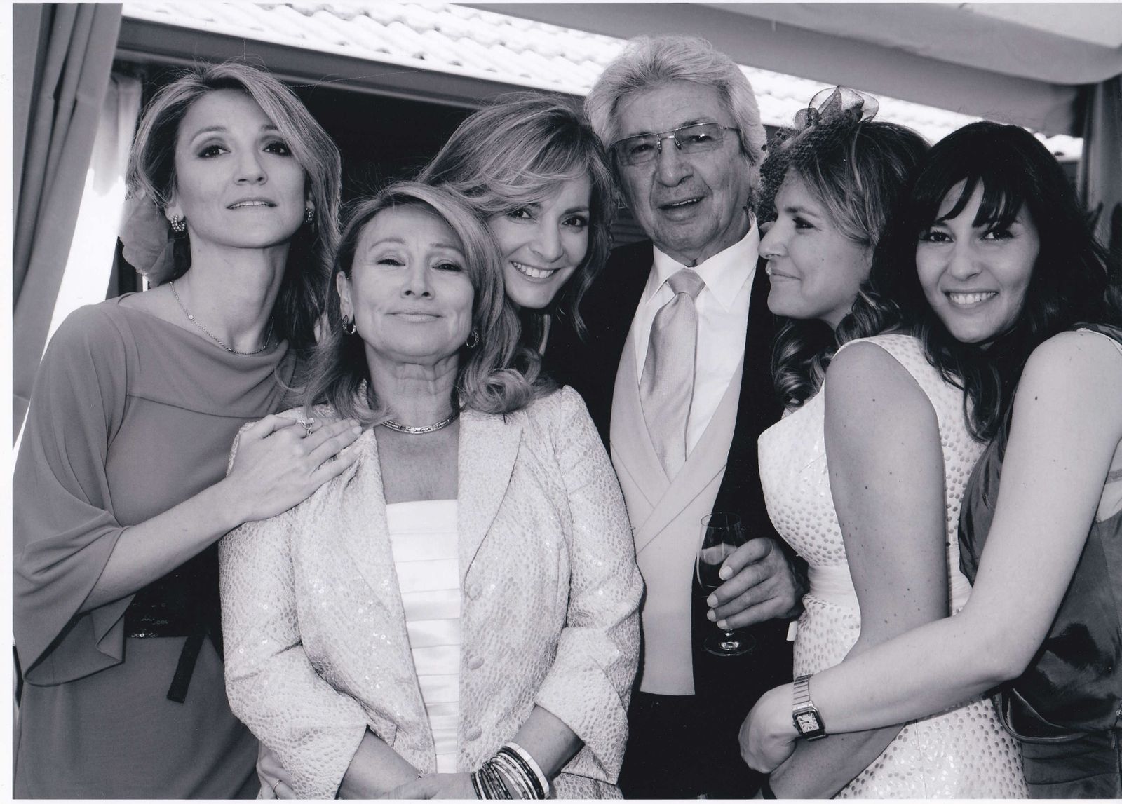 Foto familiar reciente de Manuel Alejandro y Pura Casas, con sus hijas.