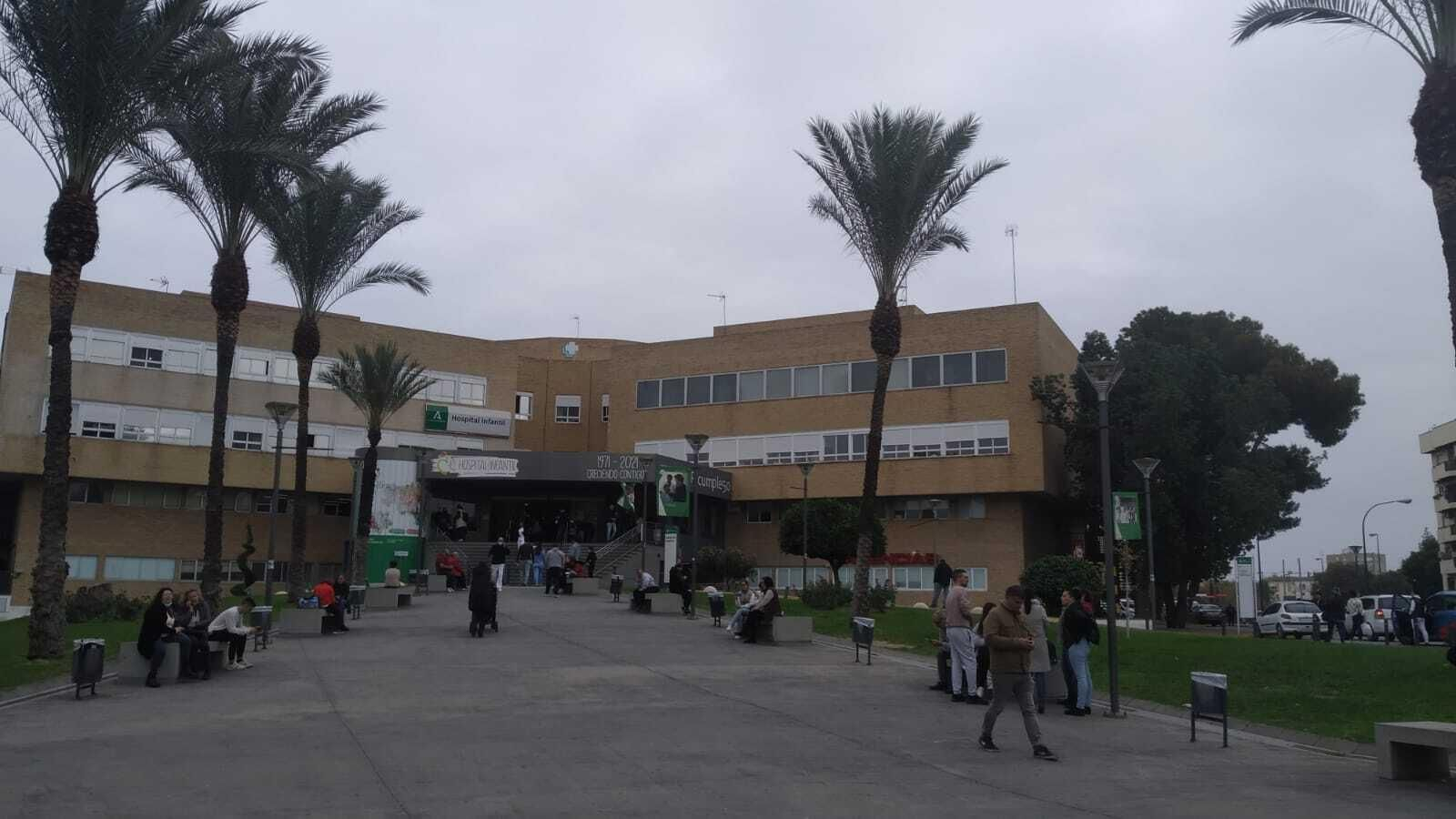 Acceso principal al Hospital Infantil Virgen del Rocío.