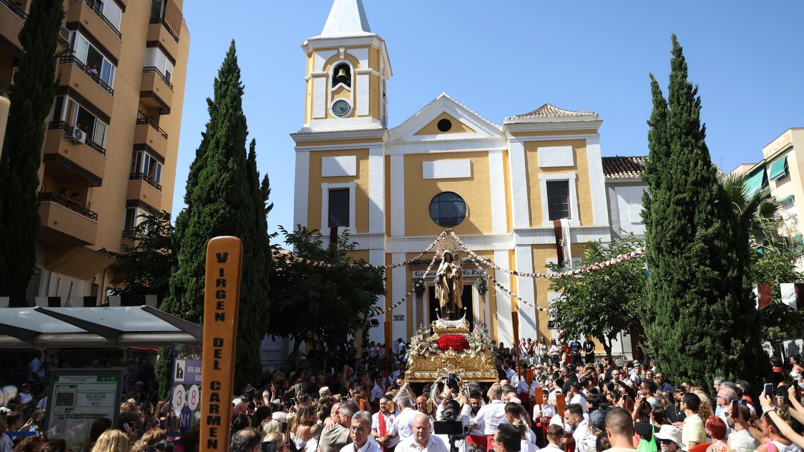 La Virgen del Carmen de El Palo a la salida de su templo.