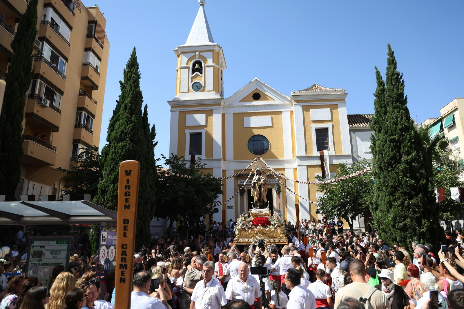 La Virgen del Carmen de El Palo a la salida de su templo.