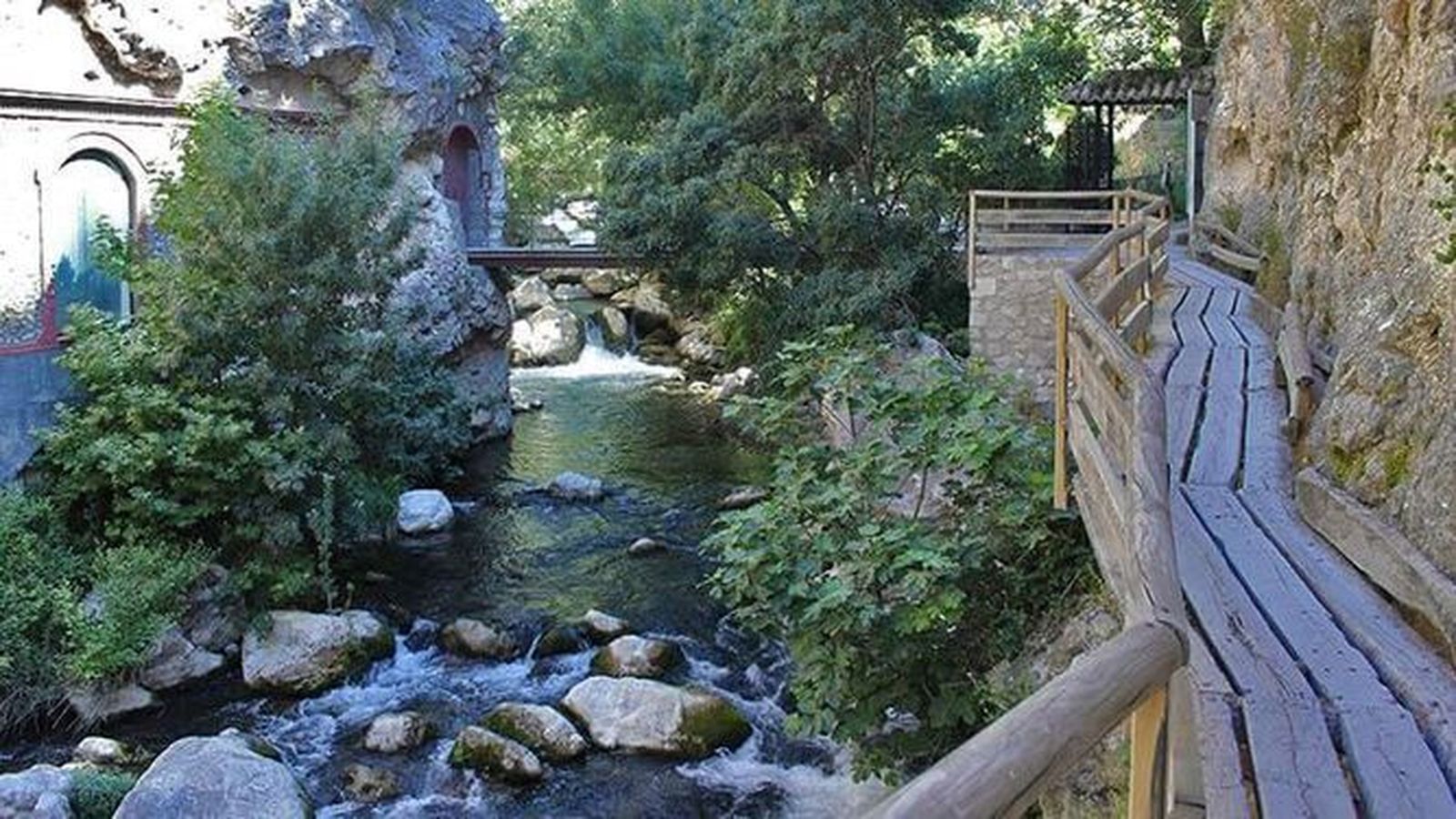 Pasarela de madera junto al río Castril