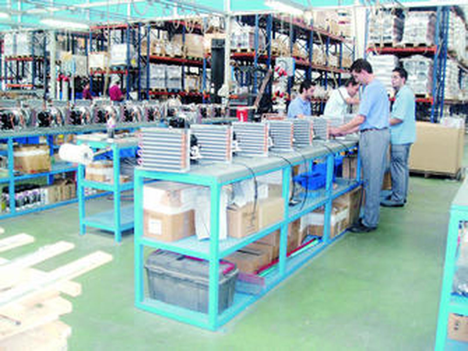 Un grupo de trabajadores, en una cadena de montaje de la empresa lucentina Infrico.