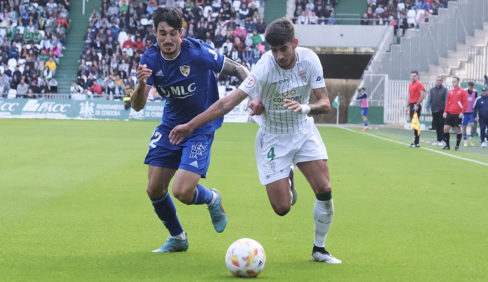 Calderón intenta marcharse de un jugador del Linares en el duelo de la primera vuelta.
