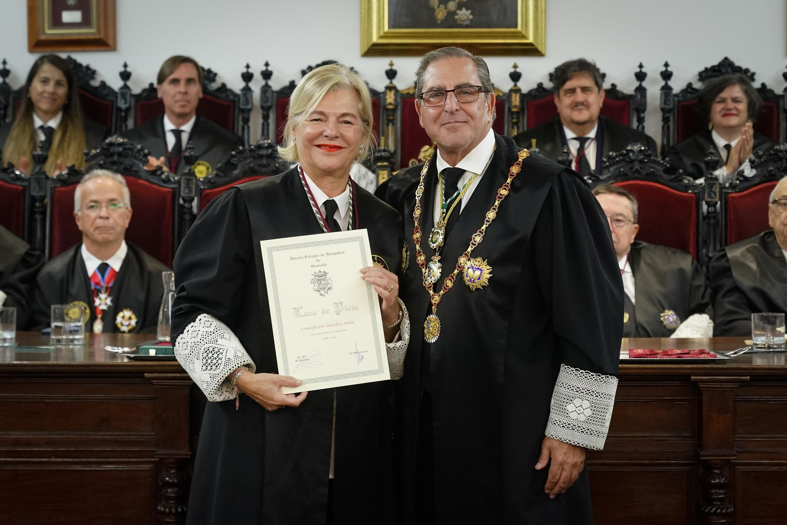 Botones de oro y lazo (15191072).jpg