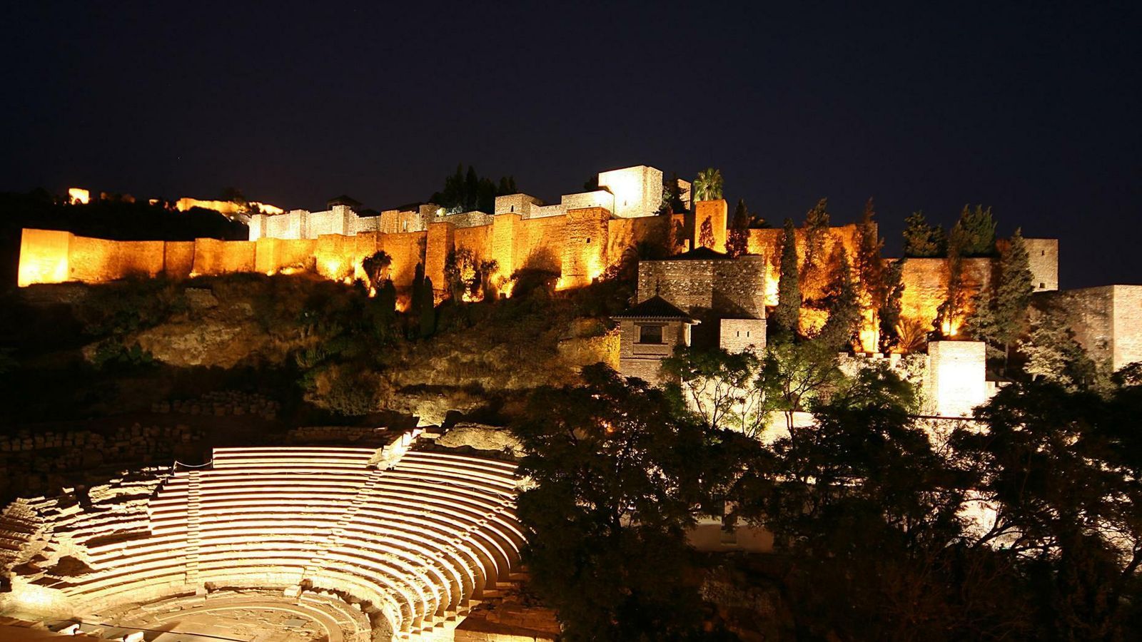 La Alcazaba y el Teatro Romano de Málaga son mágicos por la noche.