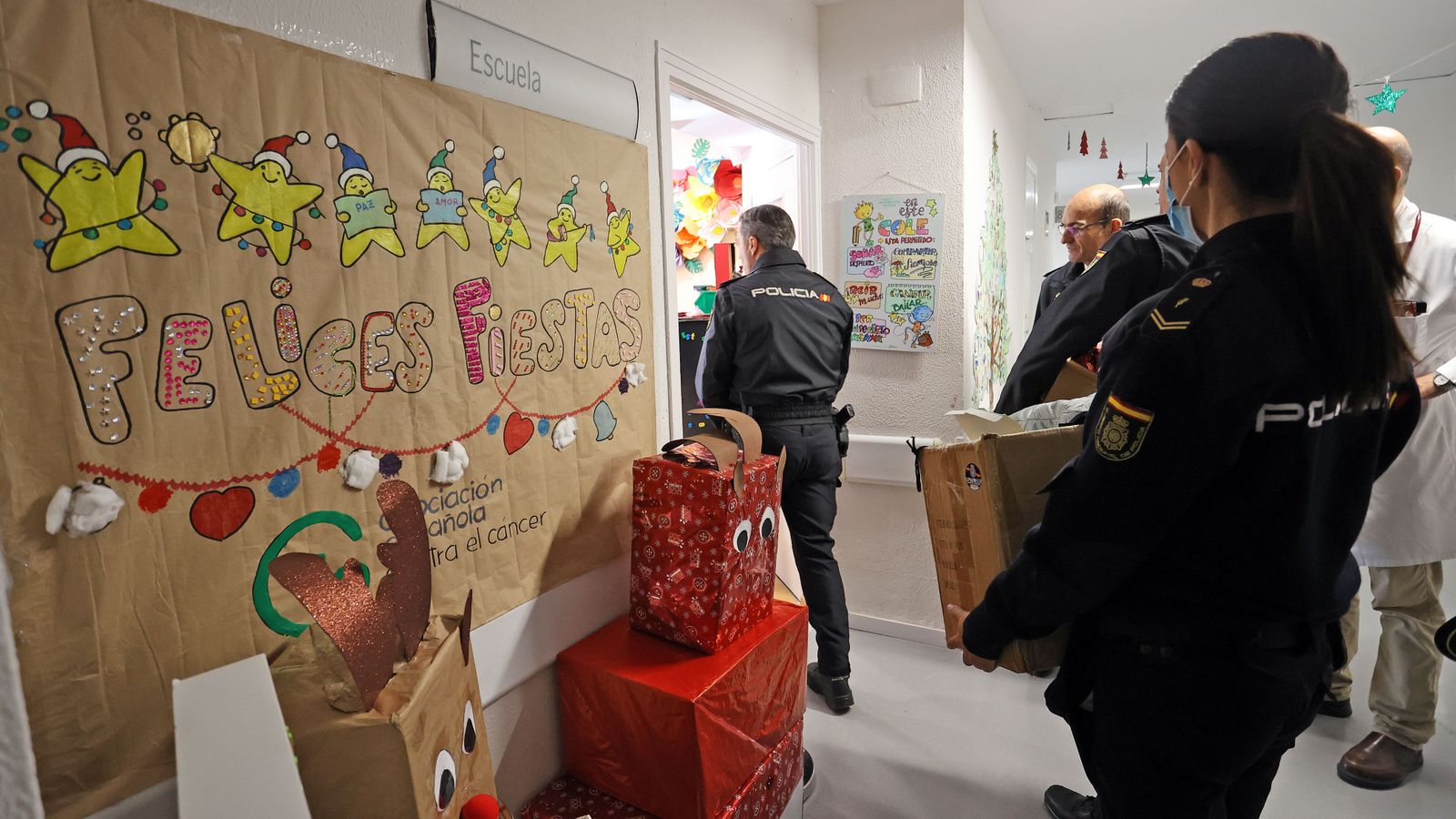 La Policía Nacional de Jerez con los niñ@s hospitalizados en el Hospital Universitario