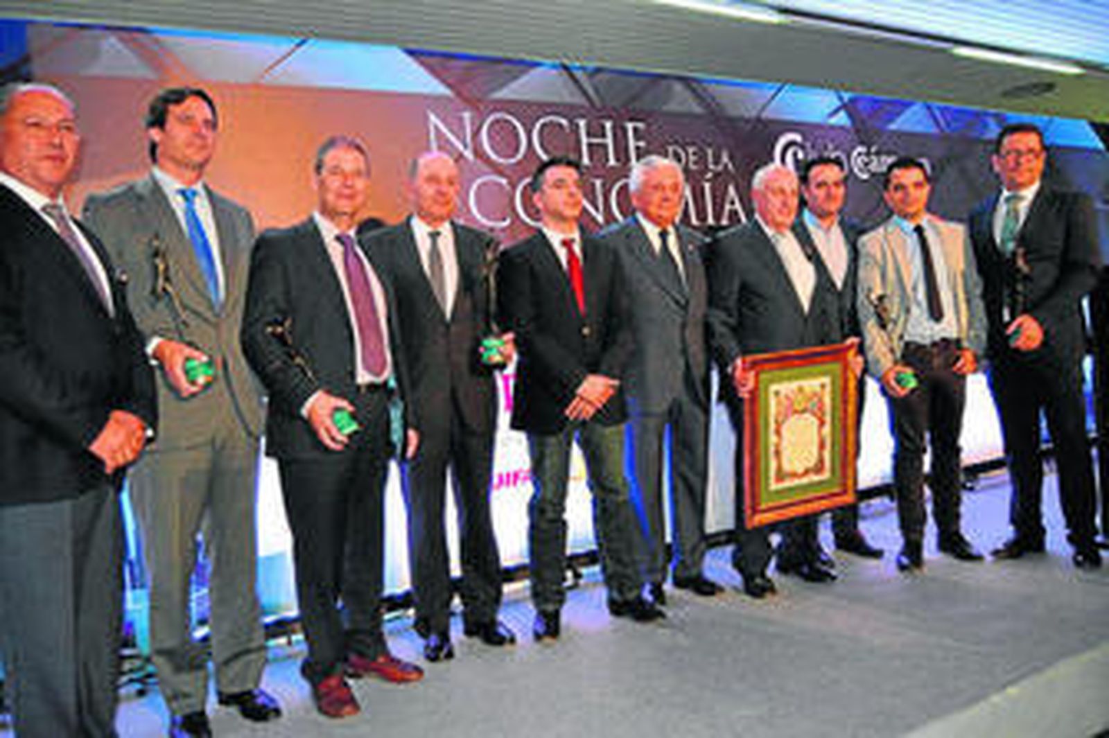 El presidente de la Cámara, Francisco Herrero, con los premiados.