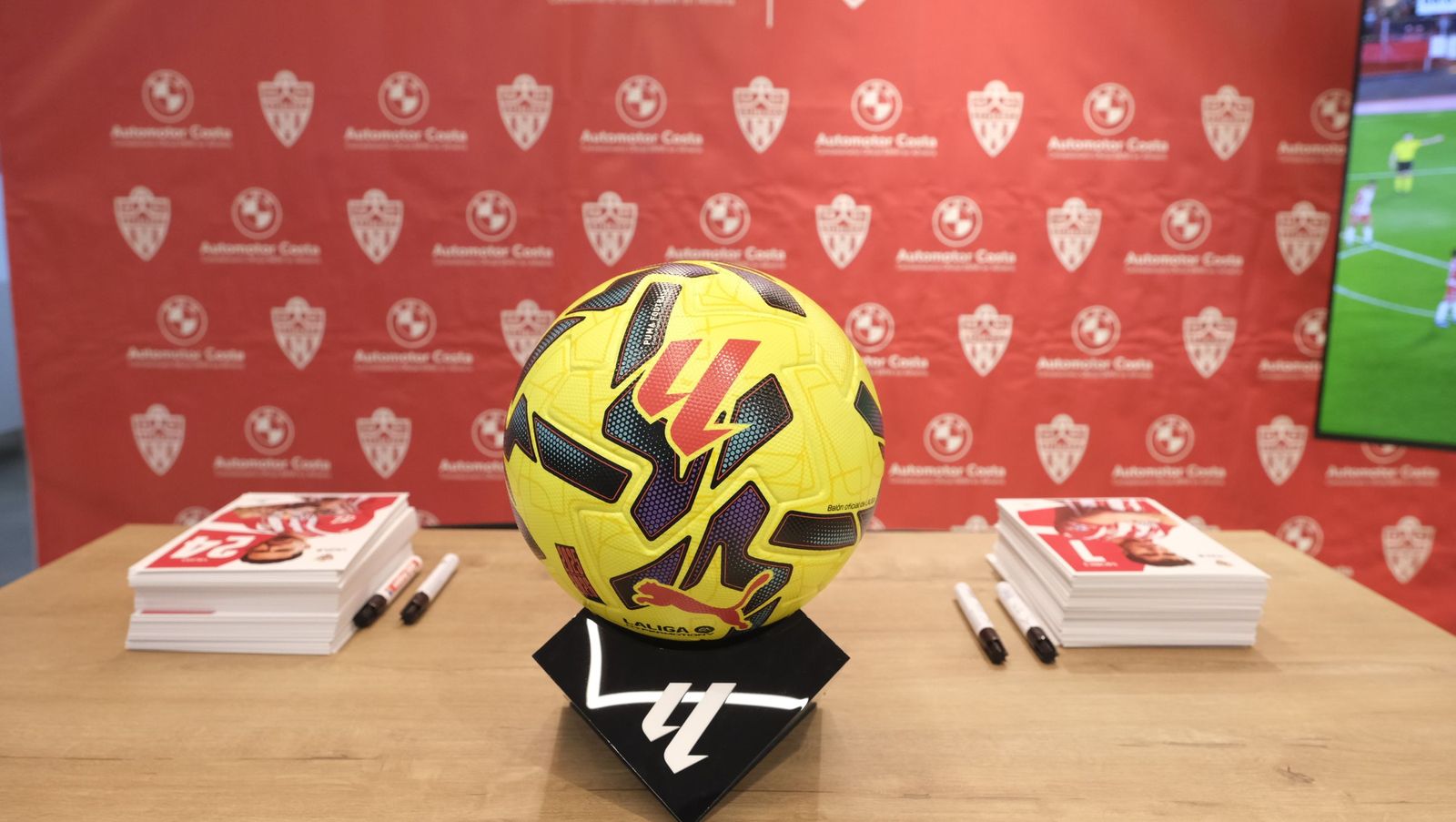 Jon Mocillo y Miguel de la Fuente firman autógrafos en Automotor Costa BMW