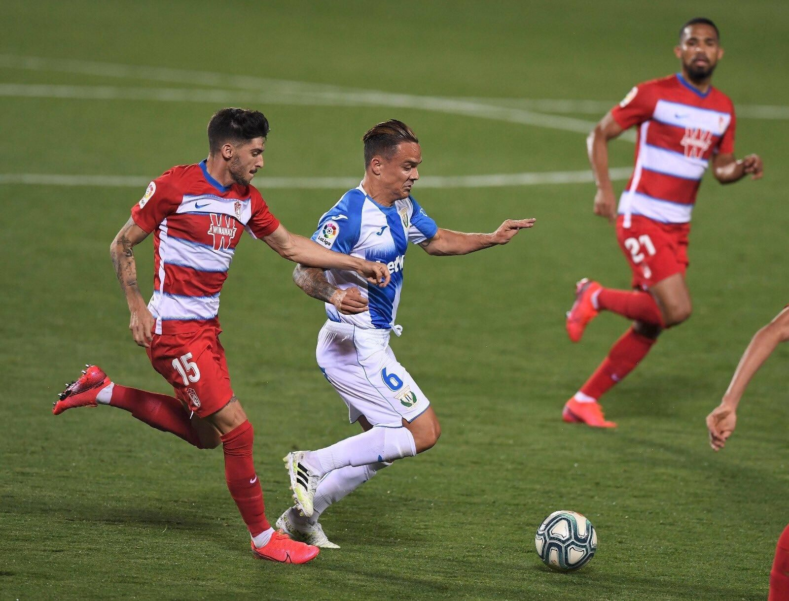 Una acción del último Leganés-Granada en Butarque