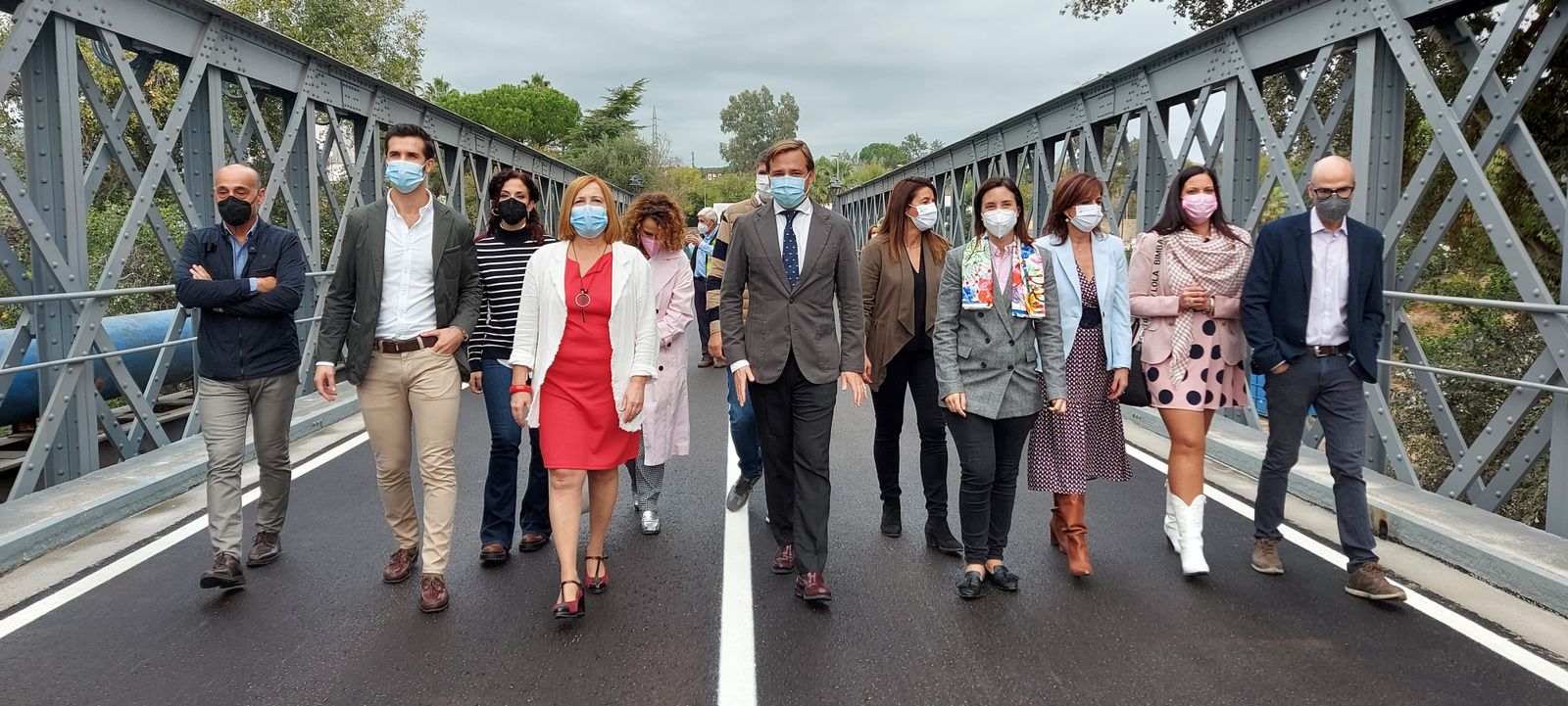 Dirigentes institucionales en el Puente de Hierro de Palma del Río.