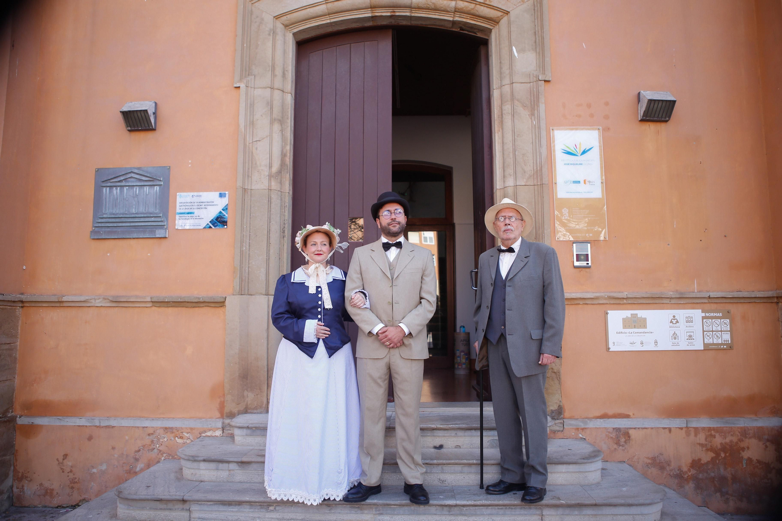 Los personajes de la novela Ulises de James Joyce pasean por La Línea, en imágenes