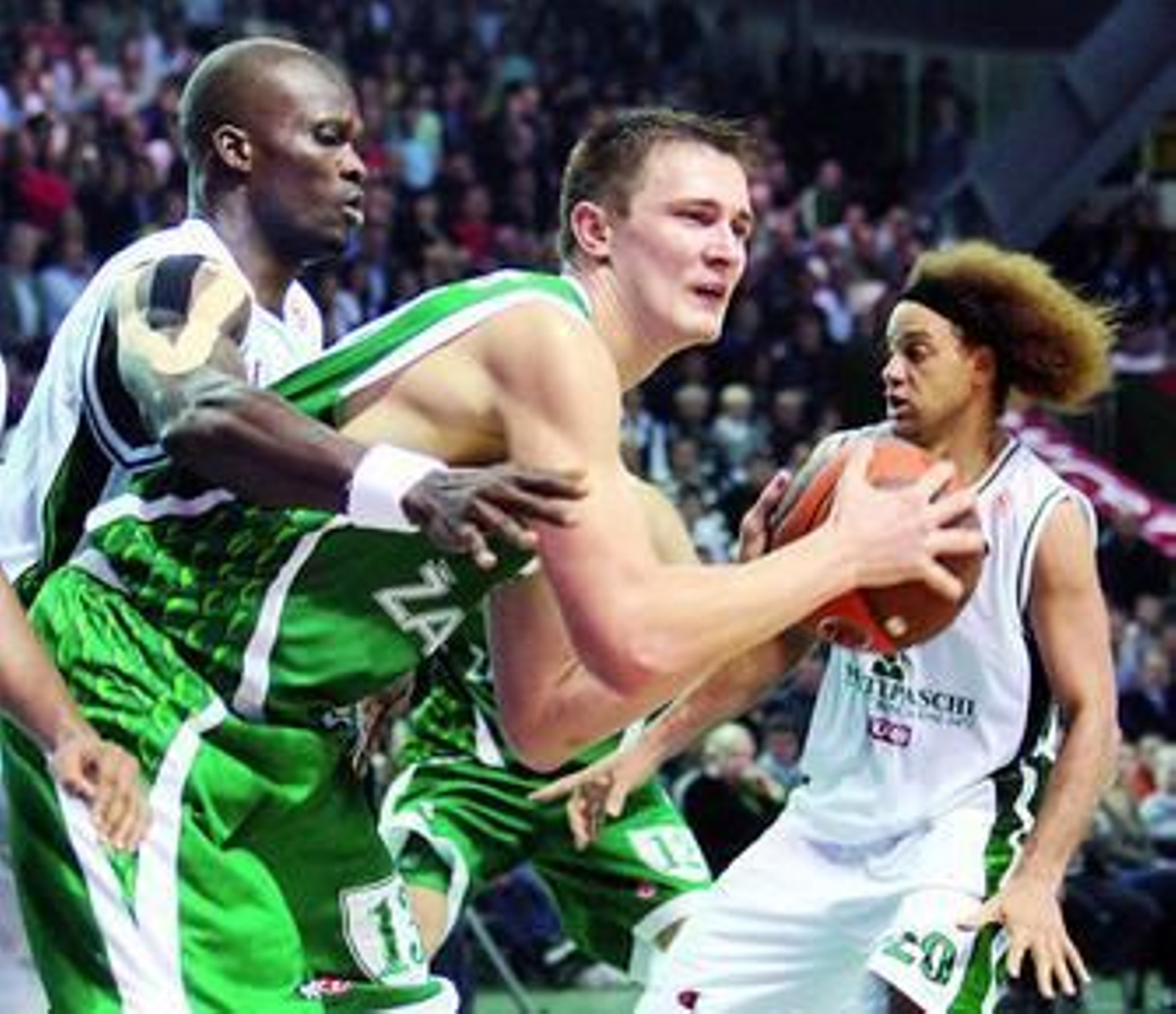 Paulius Jankunas, defendido por Benjamin Eze en un duelo ante el Montepaschi del pasado curso.