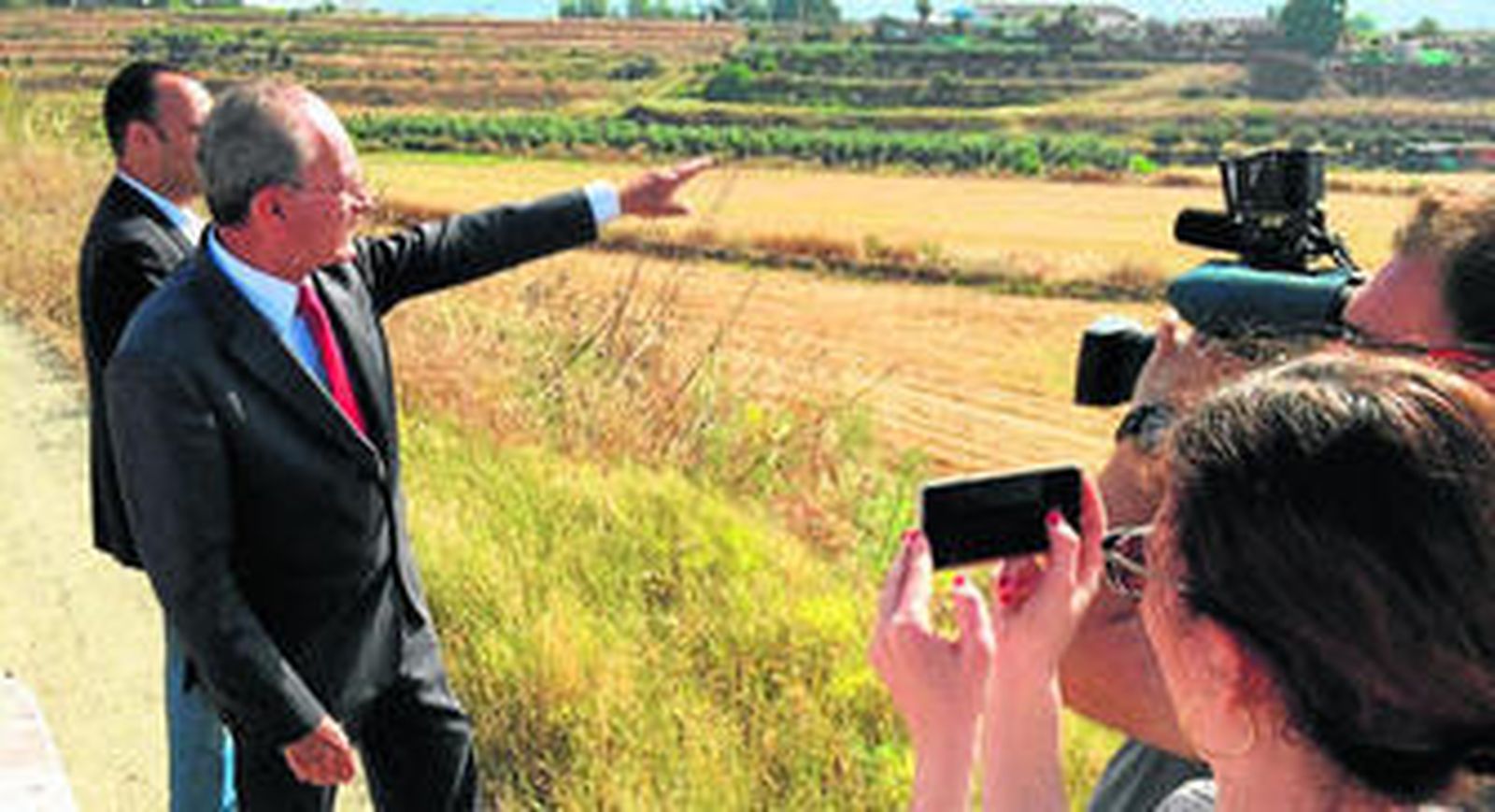 El candidato a la Alcaldía de Málaga ayer en la zona de Campanillas donde proyecta la zona franca.