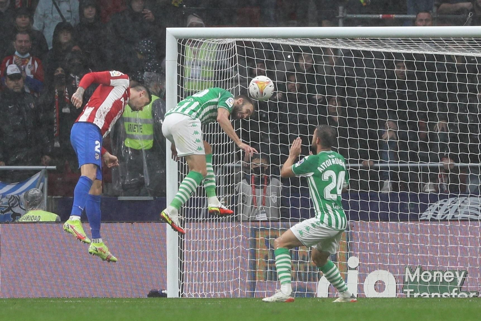 Pezzella remata contra su portería para marcar el 2-0 del Atlético.
