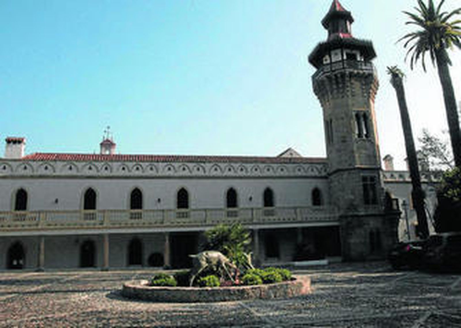 Entrada principal al hotel de la Casa Convento, antiguo recinto de la orden mercedaria.