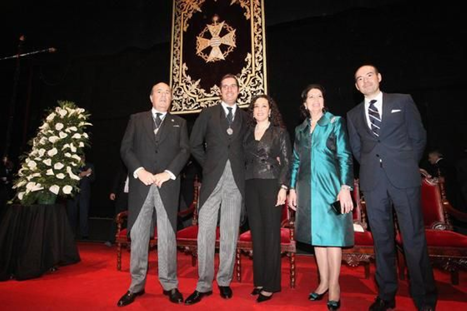 José Luis y José Antonio Zarzana, su novia, su madre y su hermano Javier posan en el escenario del Teatro Villamarta tras finalizar el pregón. 

Foto: Vanesa Lobo