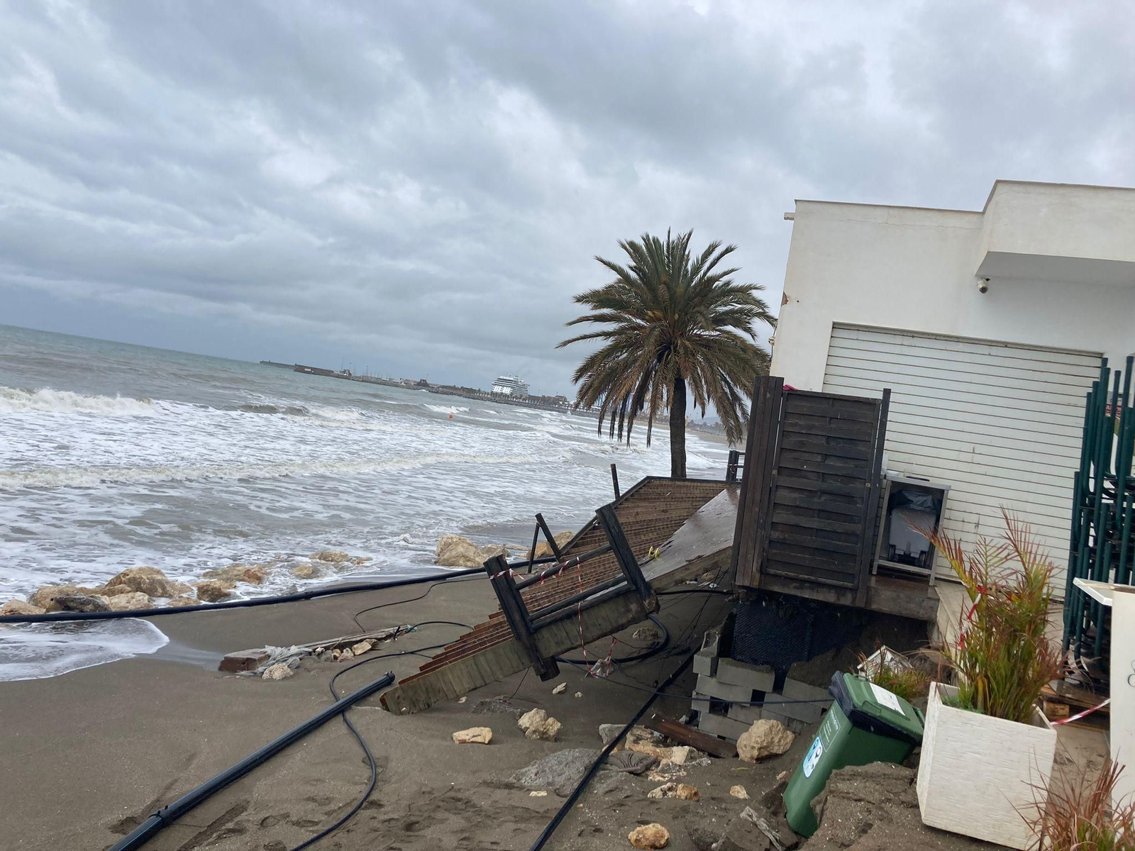 Imagen del chiringuito Tropicana en el paseo marítimo de la Malagueta tras el temporal. Imagen del chiringuito Tropicana en el paseo marítimo de la Malagueta tras el temporal.