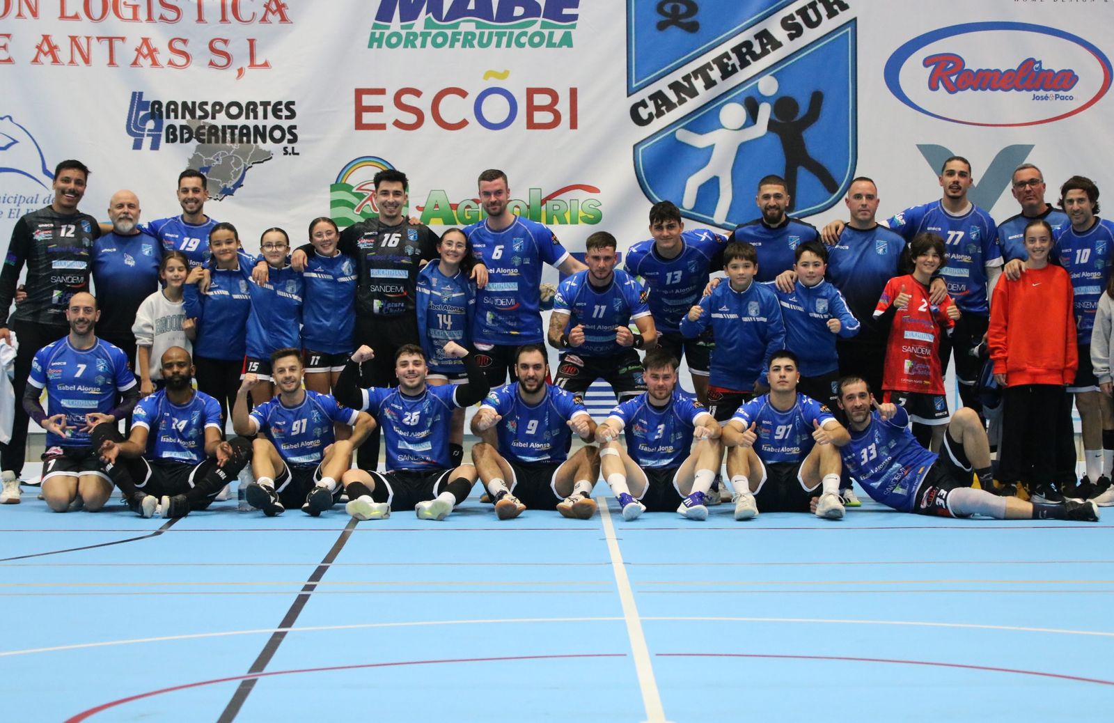 Foto de familia del Cantera Sur El Ejido después de un encuentro disputado en casa.
