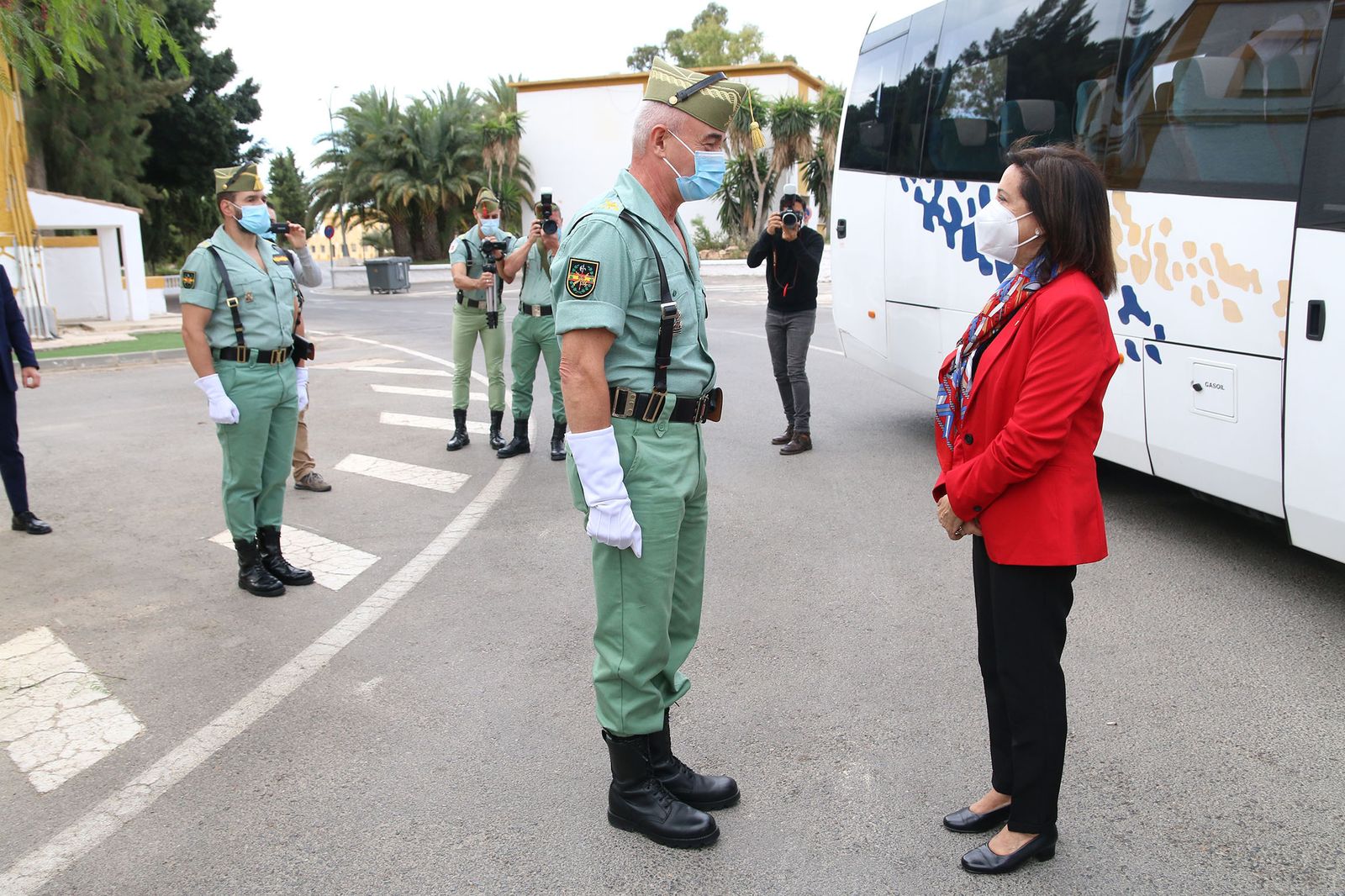 Fotogalería de la ministra de Defensa, Margarita Robles, a La Legión
