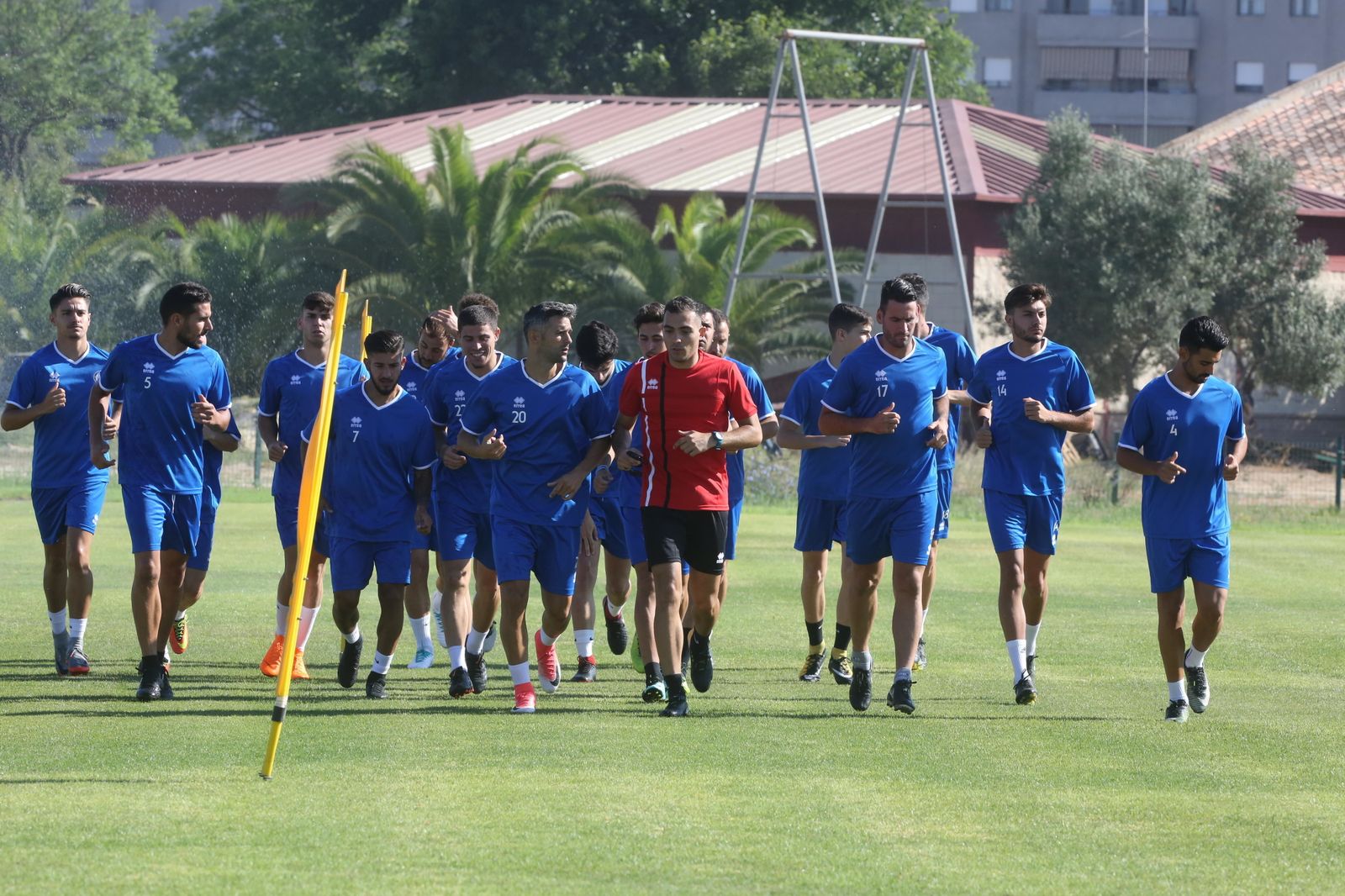 Felipe Franco, preparador físico azulino, junto a Juan Gómez y otros futbolistas en un entrenamiento en el Anexo.