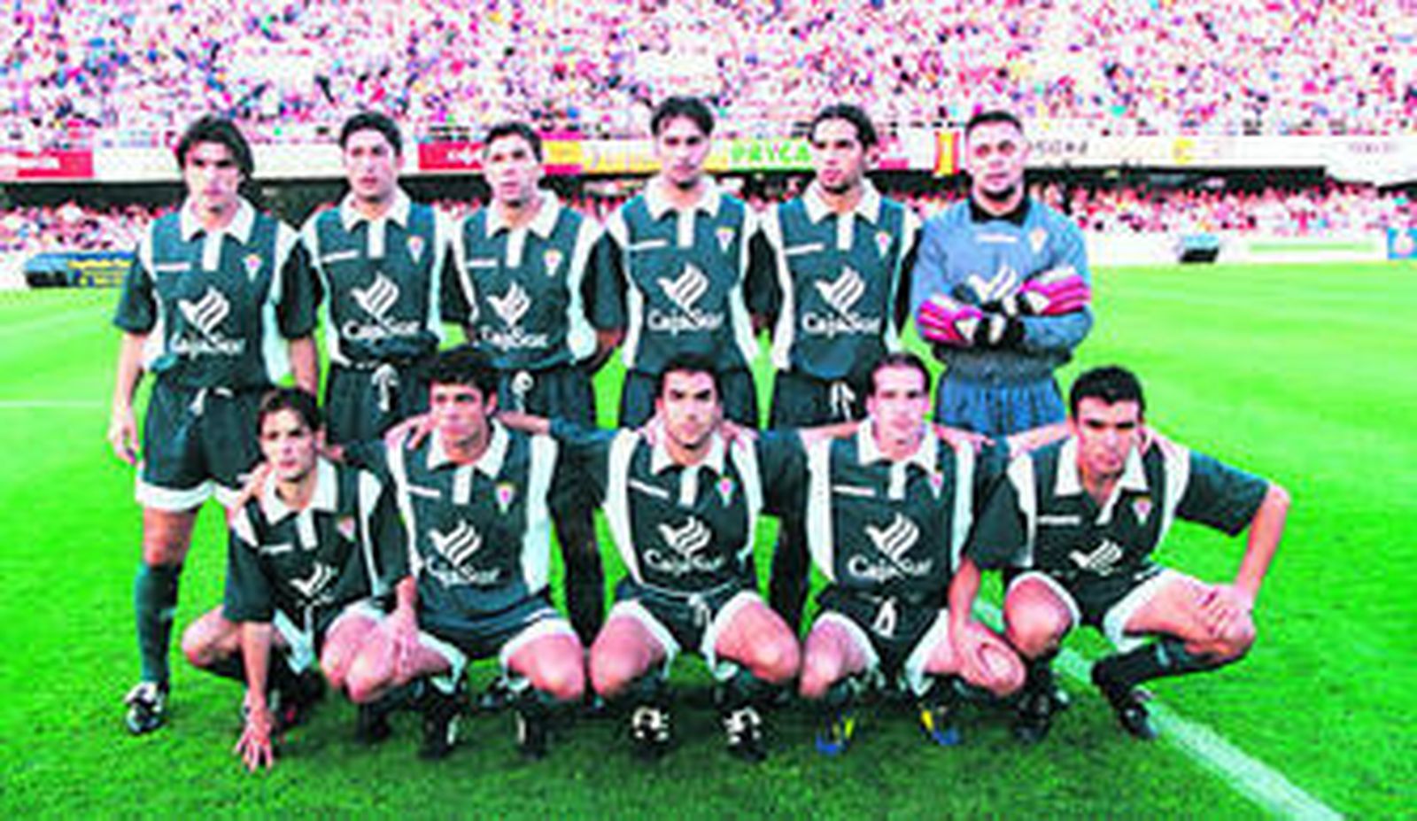 Los jugadores que salieron de inicio en Cartagonova posan antes del encuentro.