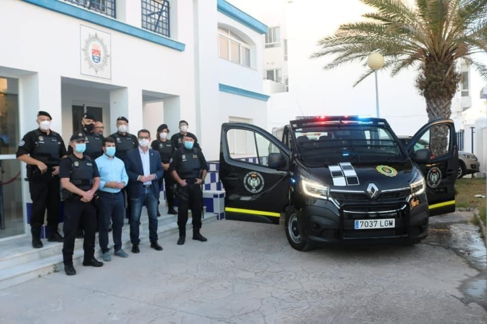 Las autoridades locales posan junto a los agentes que han sido reconocidos.