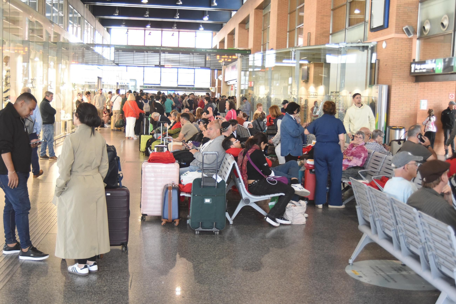 Las imágenes de la estación de trenes de Córdoba con cientos de personas atrapadas tras el apagón