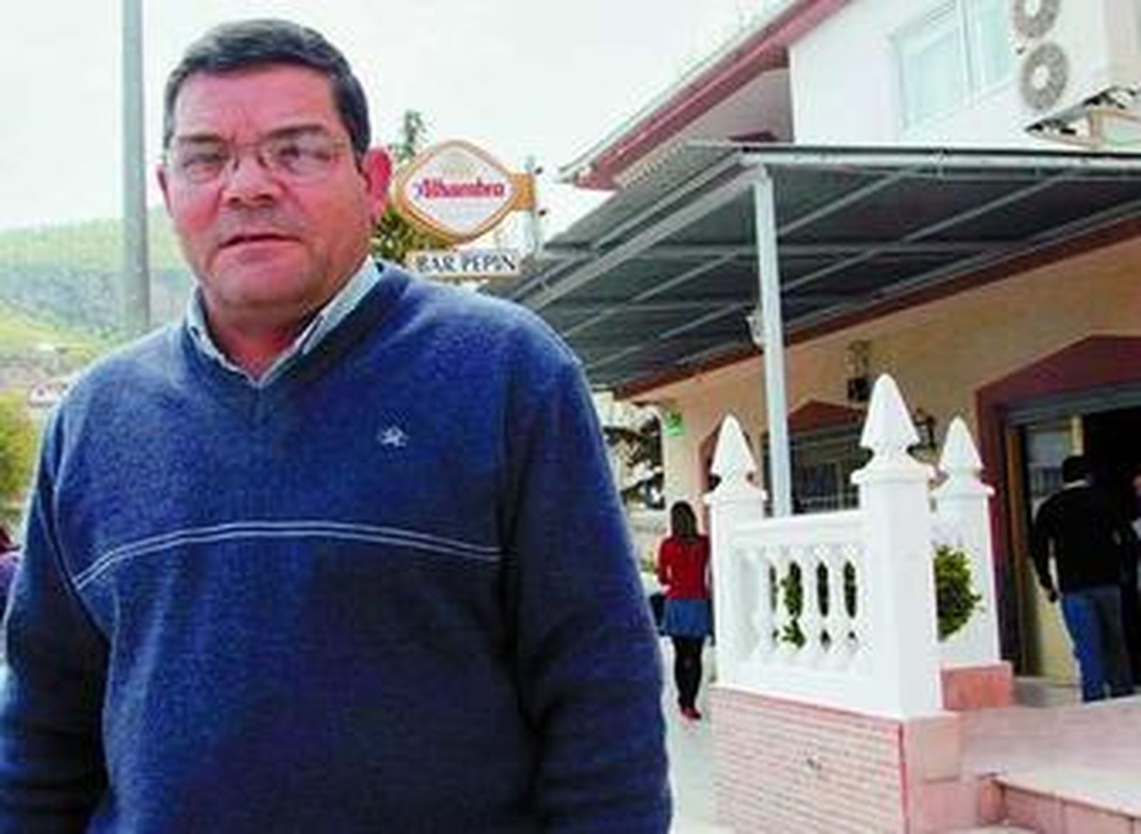 Juan Huertas, a las puertas del bar que regenta en Píñar.