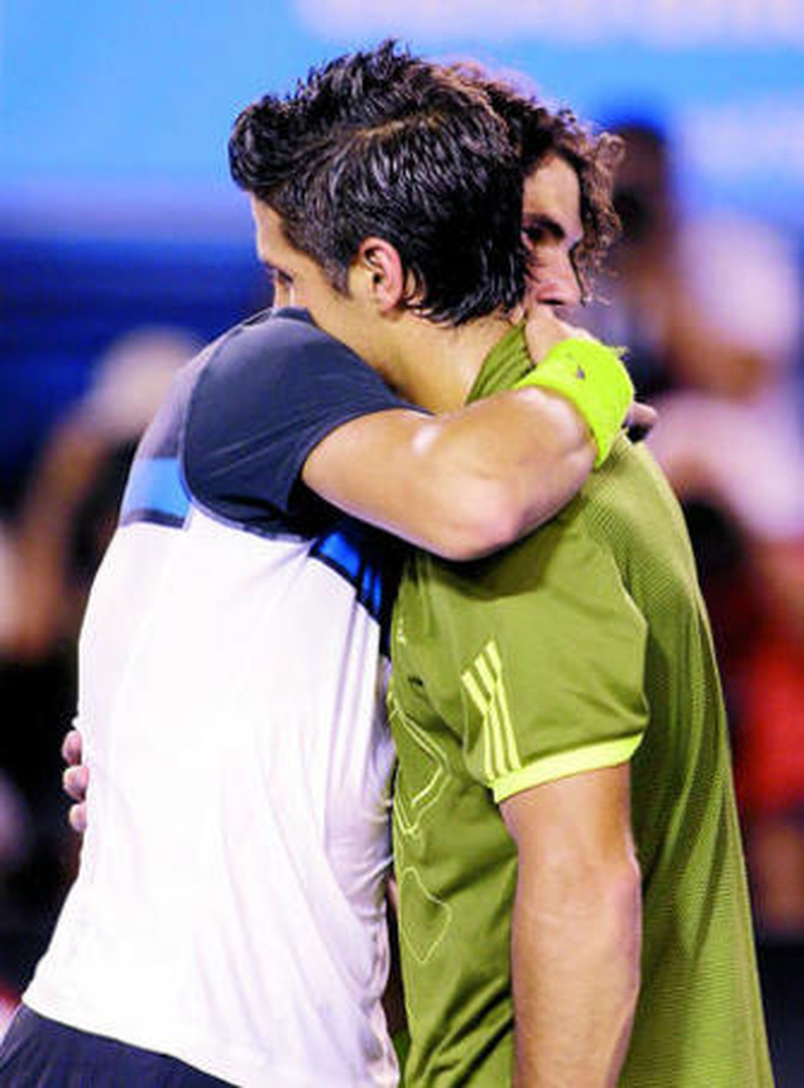 Nadal consuela a Verdasco con un abrazo al final del duelo.