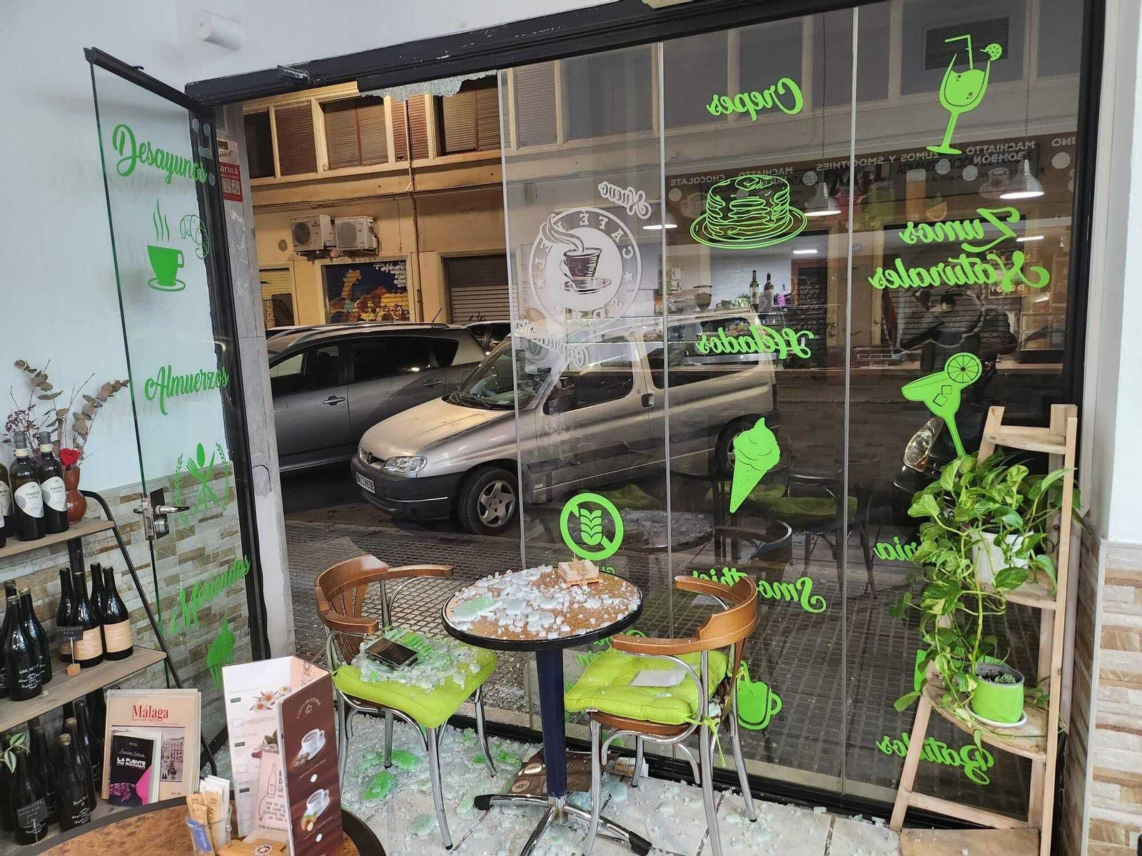 La entrada de la cafetería del Soho, con el cristal de la entrada destrozado La entrada de la cafetería del Soho, con el cristal de la entrada destrozado