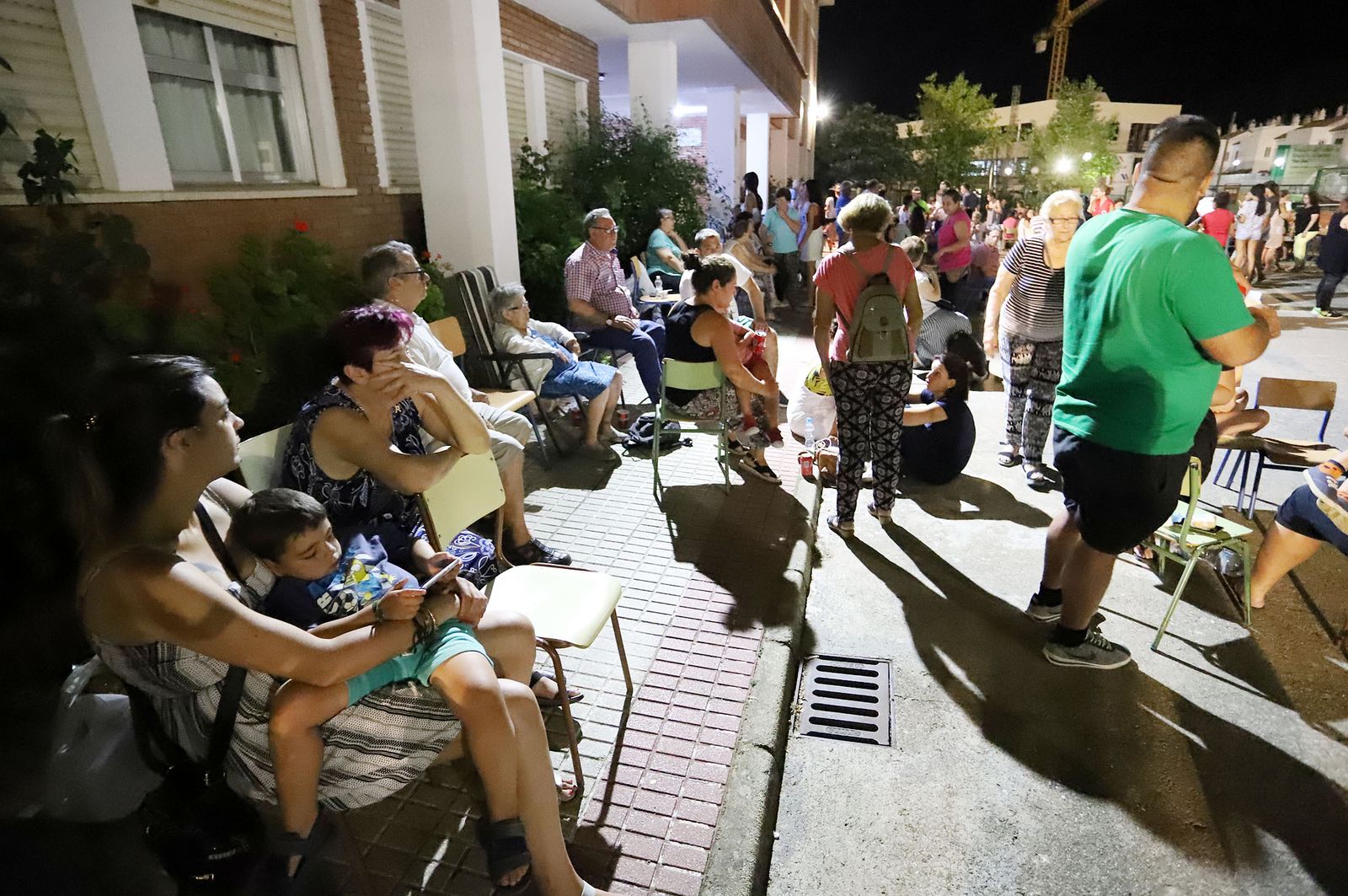 Imágenes de los evacuados de  Almonaster acogidos en Cortegana por el incendio