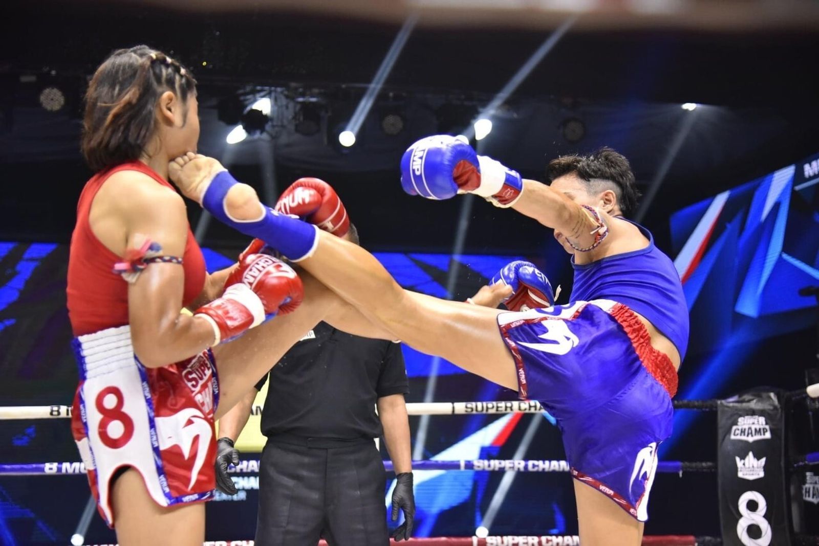 Espectacular patada de izquierda de Rovira al rostro de su rival.