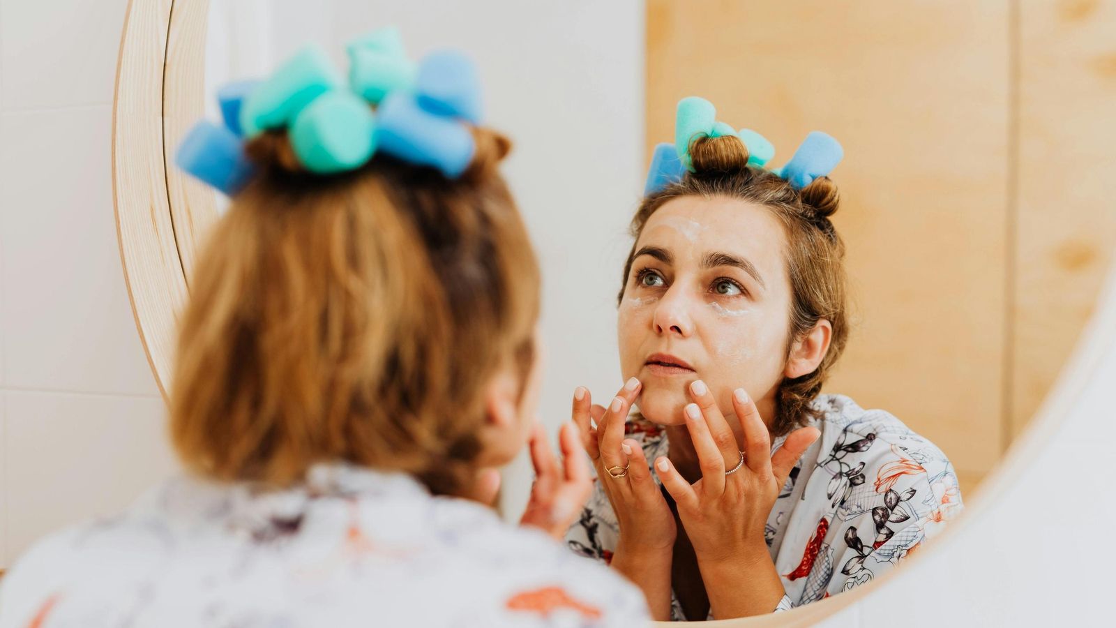 A la hora de elegir una crema hidratante hay que tener en cuenta los cambios hormonales, la alimentación o los factores medioambientales.