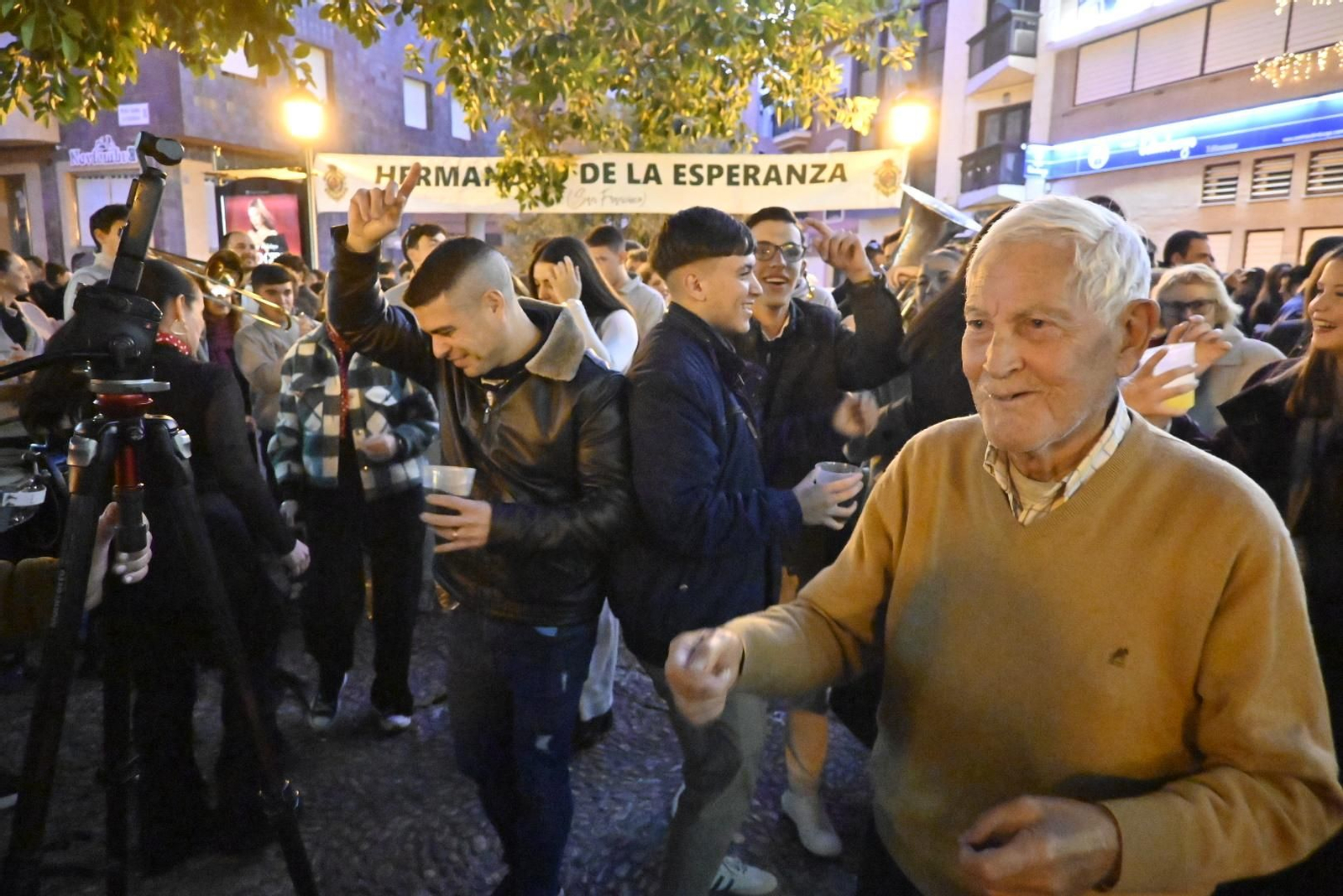 Las imágenes de la Zambomba de la Hermandad de la Esperanza en la Plaza Niña