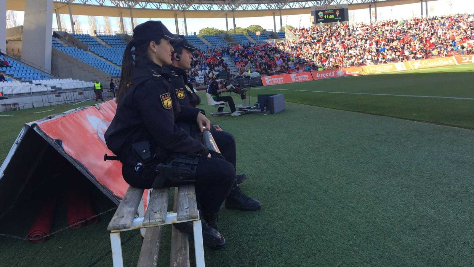 Agentes supervisan el desarrollo de uno de los encuentros del Almería