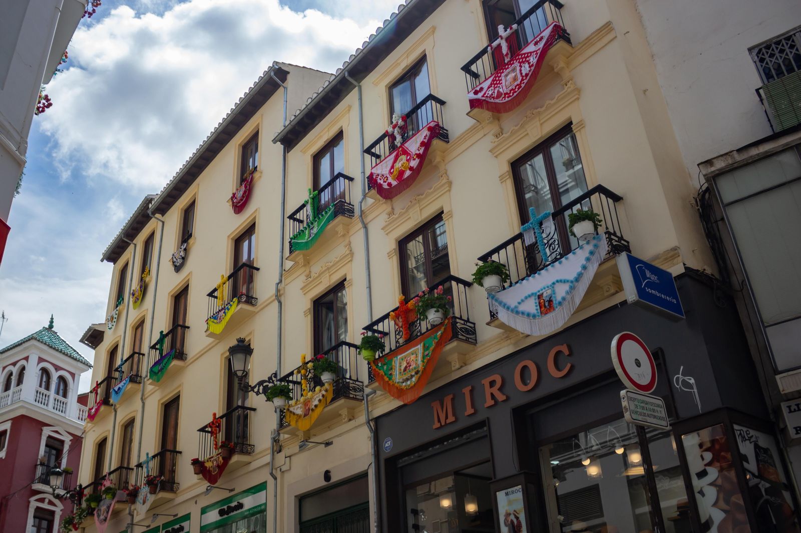 Decoración de balcones en Granada para el día de la Cruz.