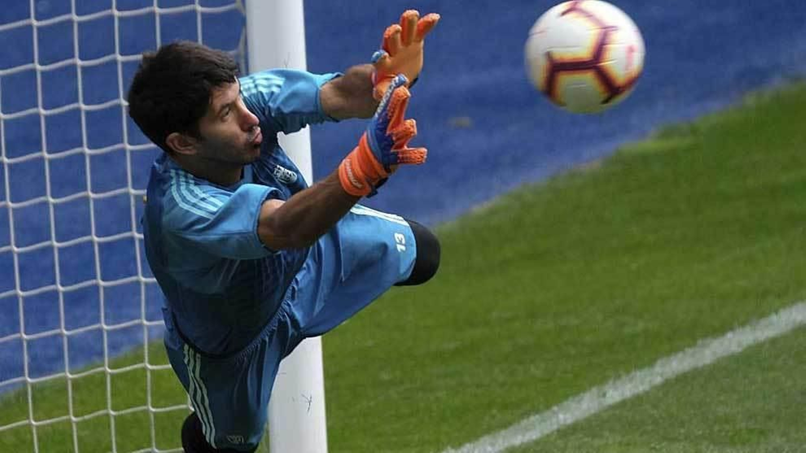 Champagne detiene un balón.