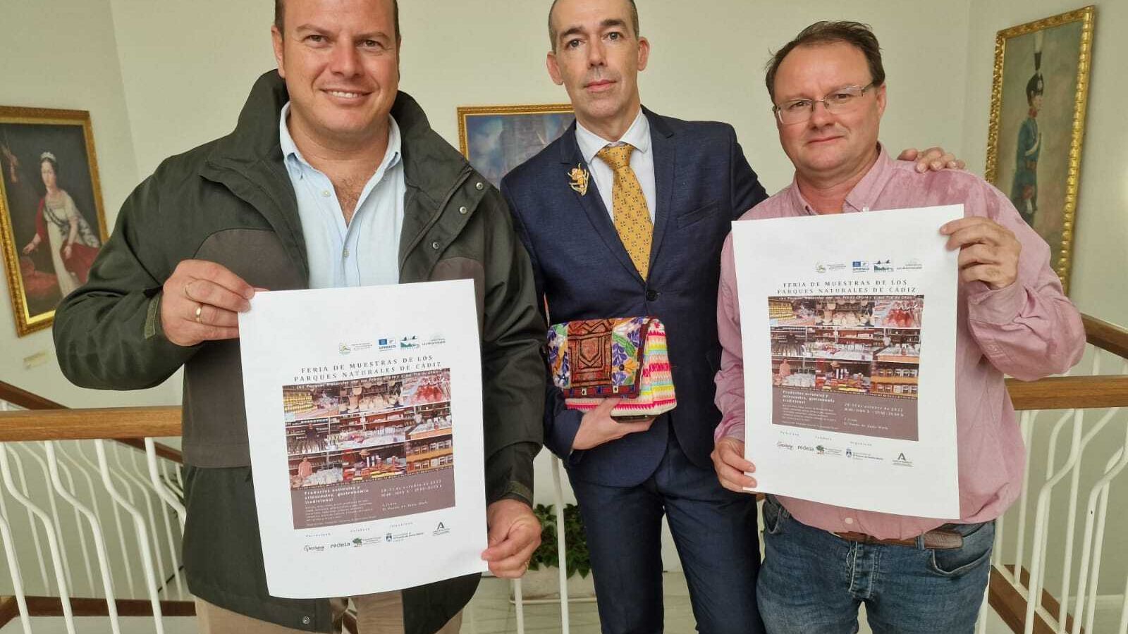 El concejal y los responsables de la Junta, durante la presentación del cartel anunciador del evento.