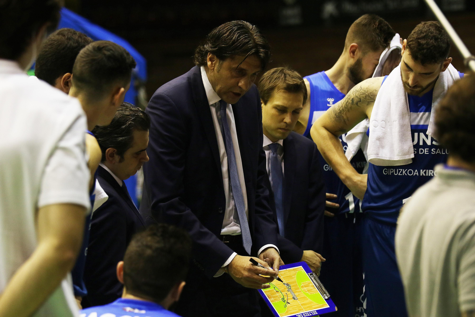 Marcelo Nicola, en un tiempo muerto del Acunsa GBC.