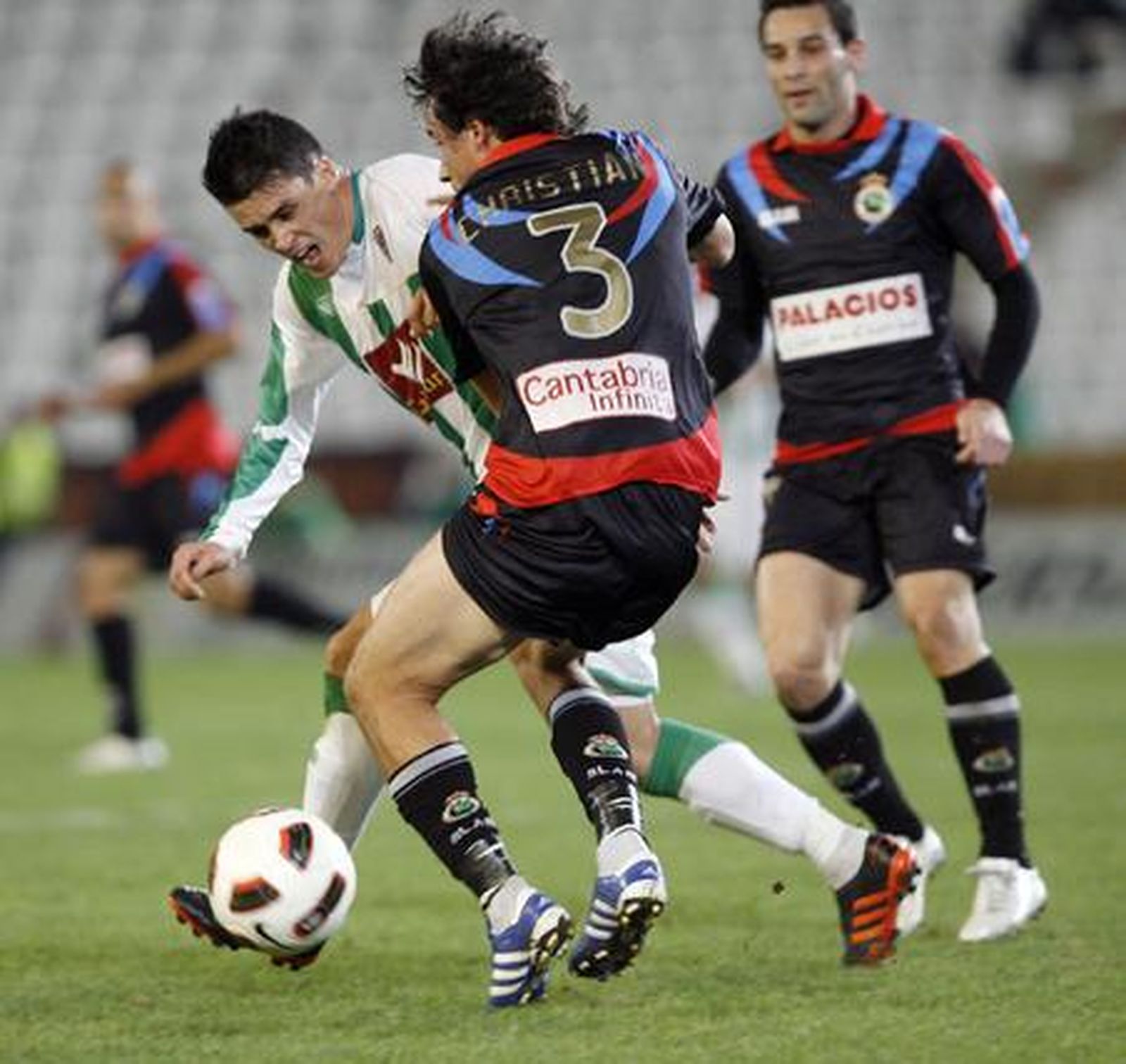 El Córdoba encarrila la clasificación para octavos de final de la Copa del Rey ante el Racing de Santander. / José Martínez