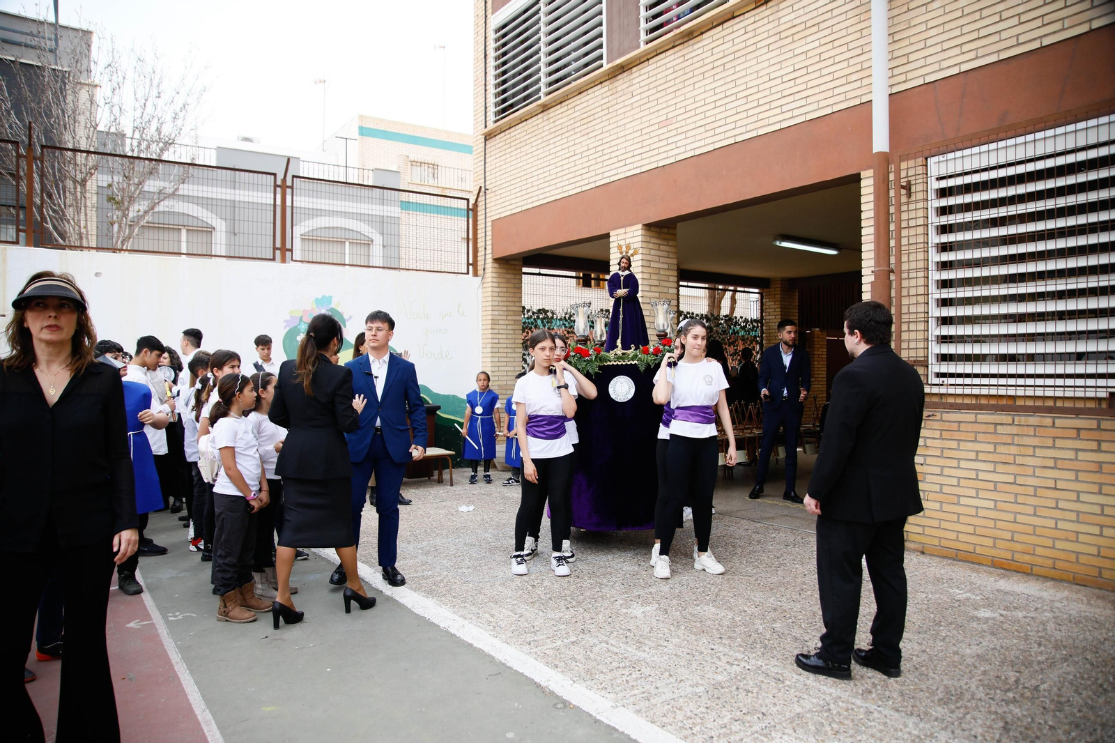 Las imágenes del CEIP San Fernando de El Zapillo de la ciudad de Almería en procesión en el viernes de dolores
