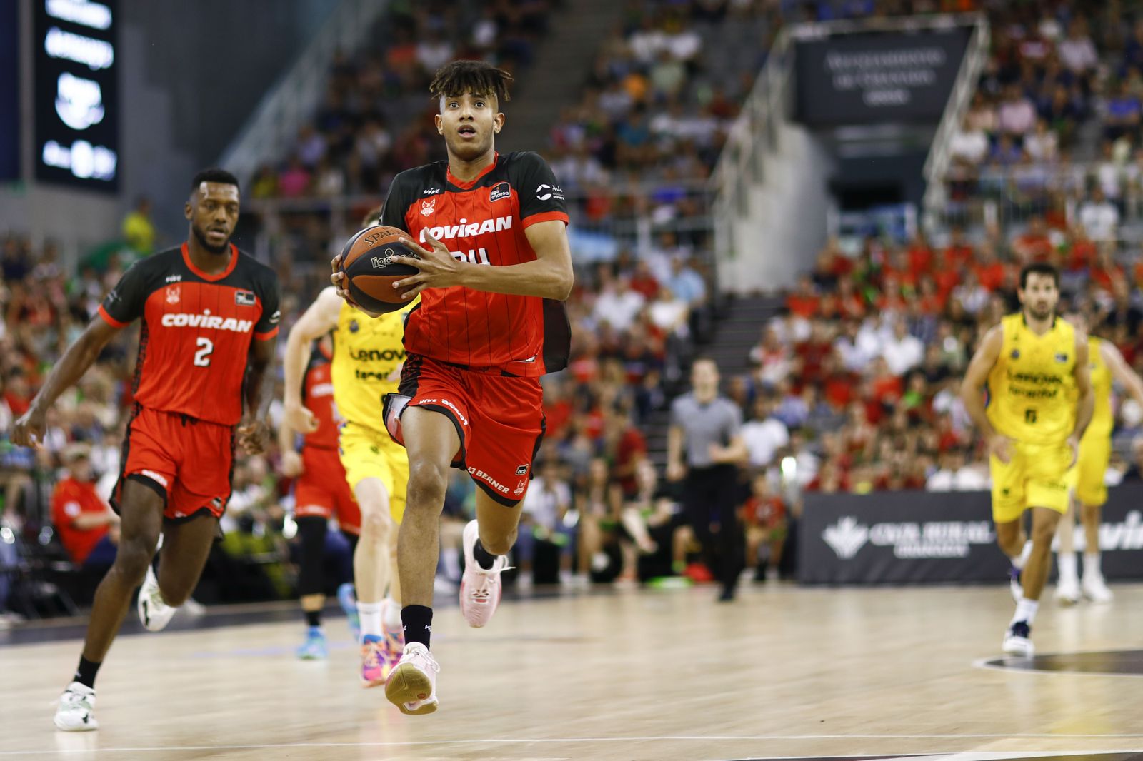 Michael Caicedo corre a canasta