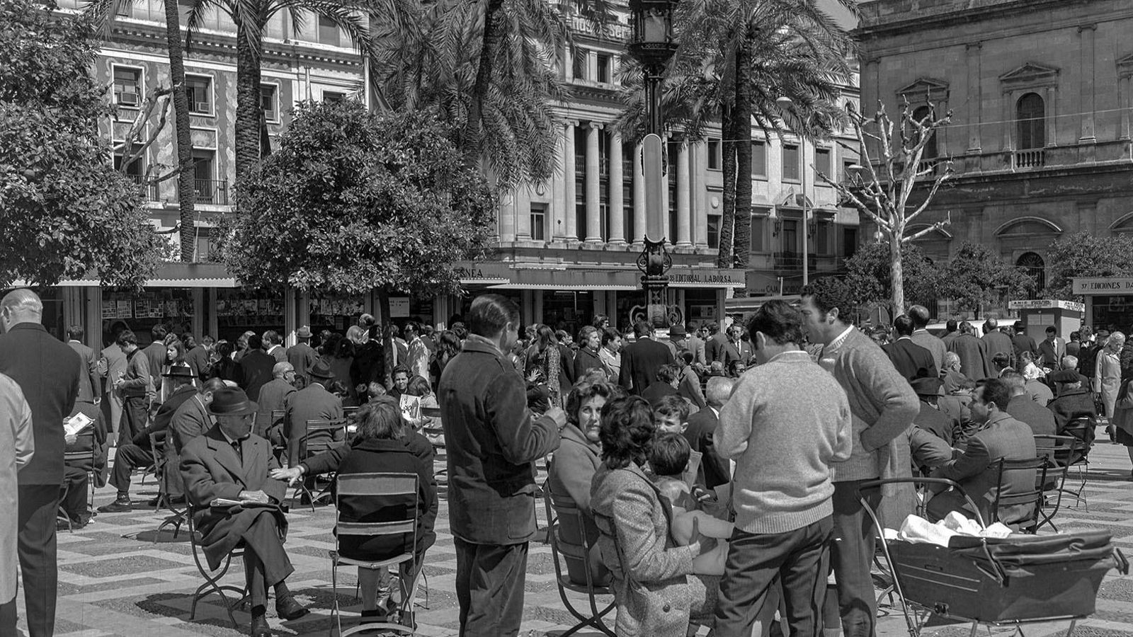 Ambiente durante la Feria del Libro en la Plaza Nueva.