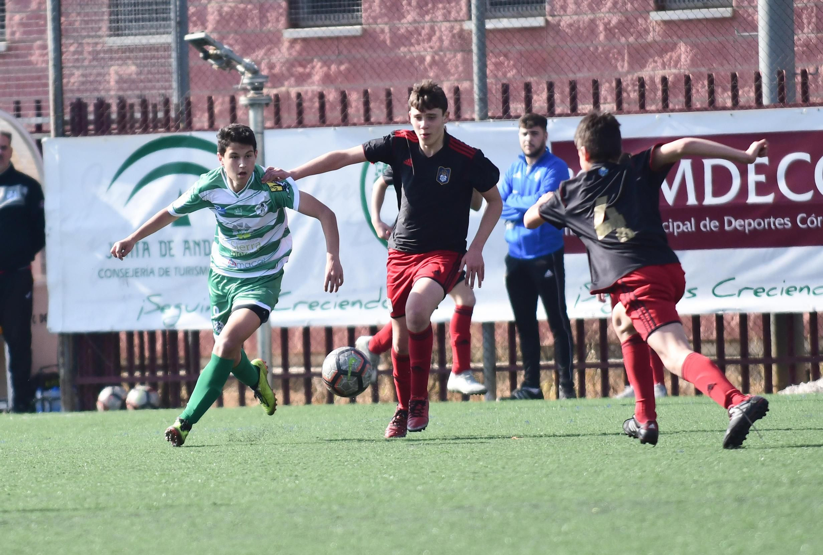 Un jugador del Juanín y Diego pugna por el balón con dos onubenses. Un jugador del Juanín y Diego pugna por el balón con dos onubenses.