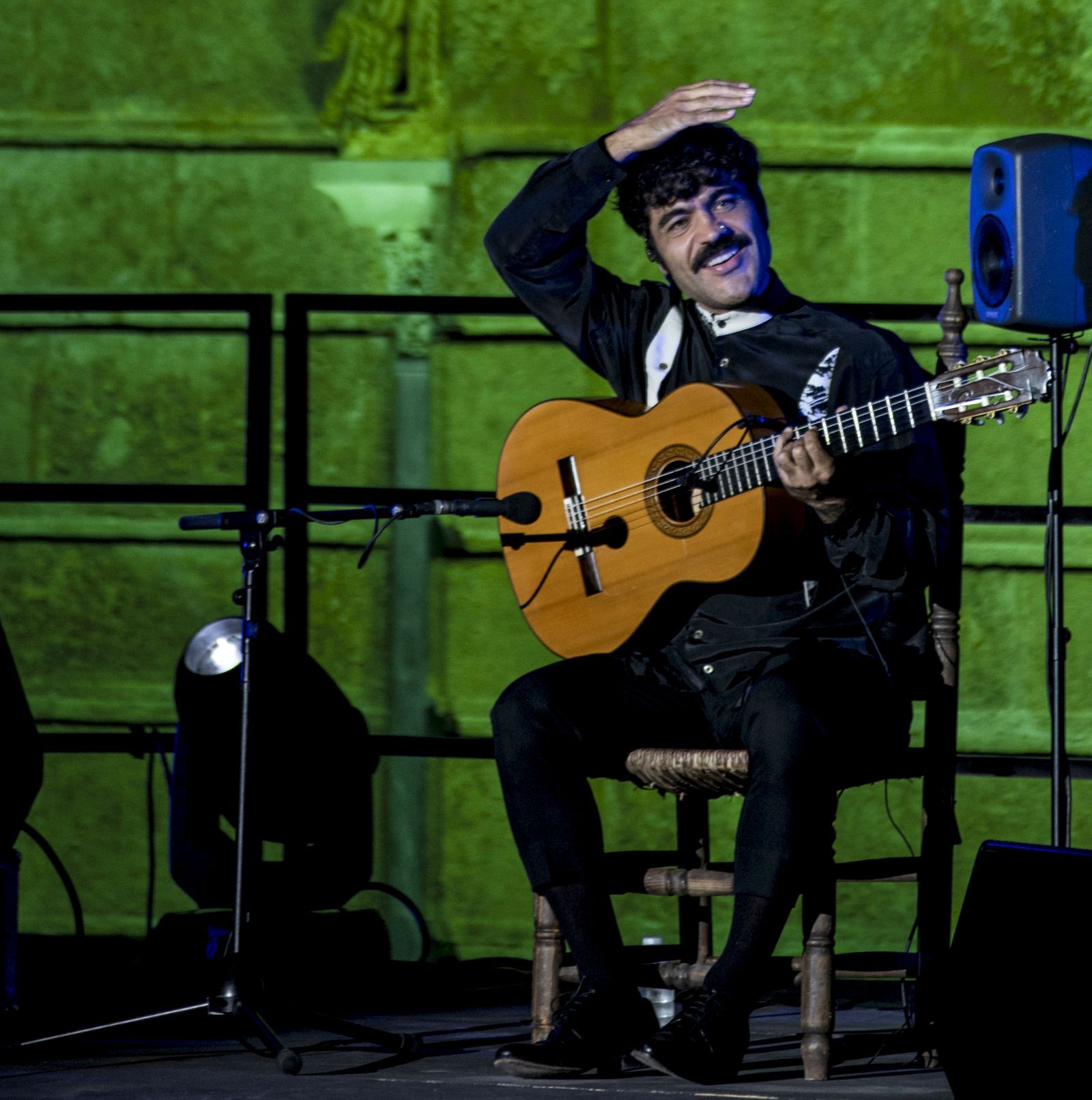 José Acedo en el Patio de la Montería del Alcázar sevillano.