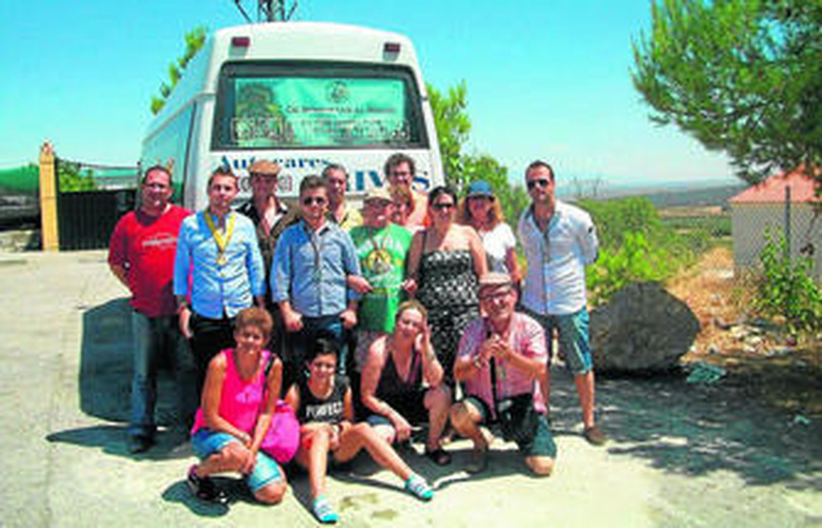 Miembros de la asociación en el último viaje realizado a la aldea con motivo del Rocío Chico.