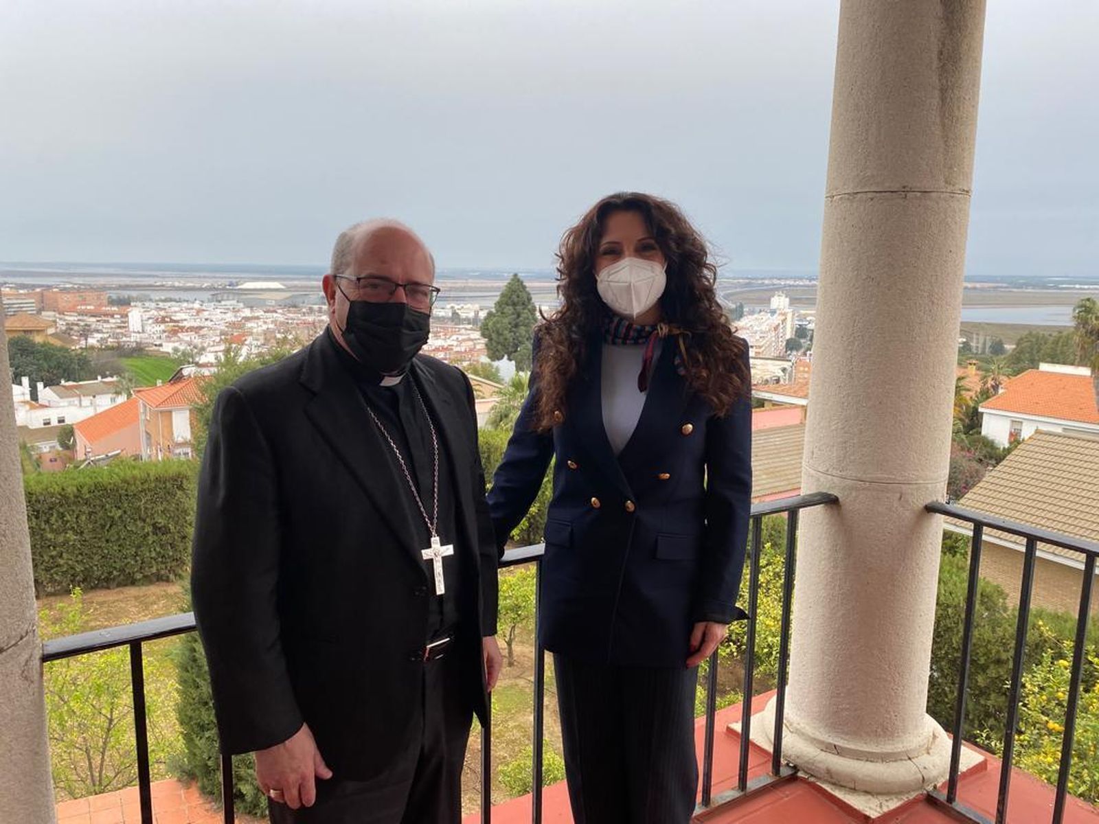 Santiago Gómez Sierra y Rocío Ruiz en el Obispado de Huelva.