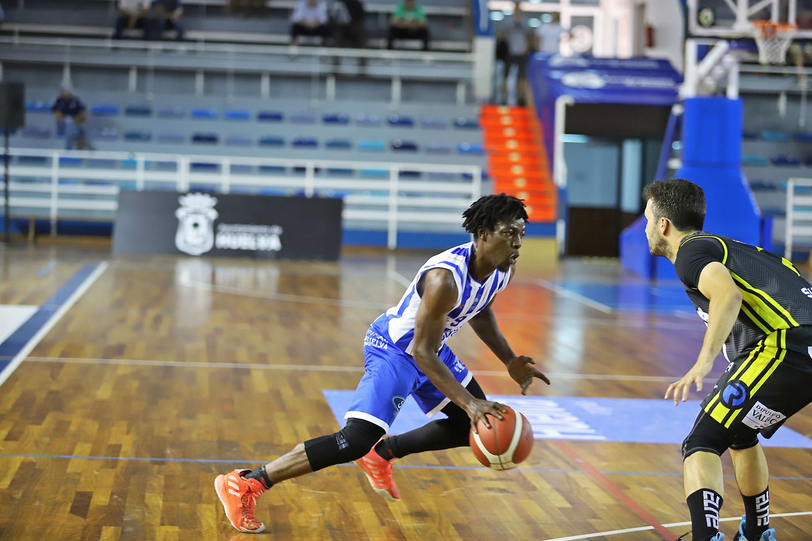 Imágenes de la Primera jornada de la fase final a LEB Plata: Huelva Comercio Viridis vs Refitel Basket Lliria